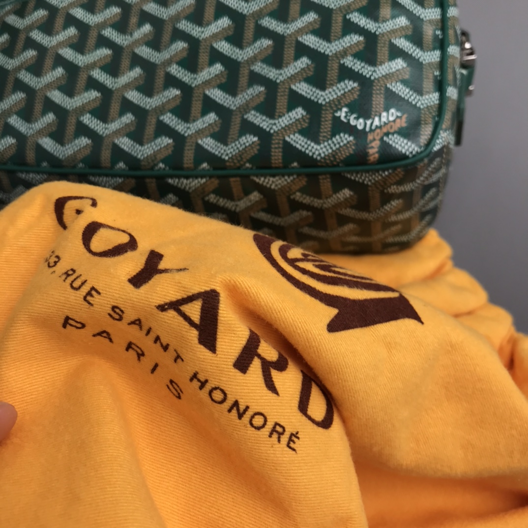 💰550 Goyard 戈雅相机包
Cap Vert男女同款小包
重点说一些特别能区别市场同货的一些细节,毕竟我们这么辛苦的做足了功夫也有必要跟大家分享。
1)戈雅品牌所有的车缝线路都有一个特征:就是每一针都是立体感极强的斜向走线的线路。并且因为用的是极其高端的进口缝纫线。所以你绝对看不到车缝线起毛或者松散的现象。
2)这款包包在袋口拉链皮贴及肩带面上有加上防伪的烙印线。但不是很清晰明显。市场上有没有这种防伪线的版本,也有烙印得过于明显的版本。这些都是没有原版在手的一眼假版本。至于我说的是不是吹牛,是不是因为我做成这样才这样说。还是一样欢迎有条件的客户去专柜求证。这款是专柜爆款,应该能随时看到。
3)这一点主要说给那些比较细心的客户听,包包的内里常常是一个容易被人忽略的部分。这款包包的正品内里布应该是正黄色平纹棉布。据我了解市场通货几乎所有的版本都用的是斜纹布。颜色正不正,质感好不好不说。连纹路都没整对。这就是舍不得买原版操作最大的弊病。
4)更较真的客户可以看看,这款包的内袋皮贴内侧上有一行数字烙印,这是每一个包都有的不同的身份编码,跟我们每一个人的身份认证一样。市场上的货几乎都没有,就算有也是整批货同一个号。因为这些工厂在生产的时候可能连正品都没有见过。
5)再看我们用的纯进口钢牙拉链,每一粒链齿都是经过独立抛光电镀再组装的。颗颗圆润光滑,绝不会剐痛货刮伤你的手。无论怎么暴力使用都是顺滑如初。满满的高级感,秒杀那些垃圾感受的廉价拉链。
6)放眼整个行业,你绝对找不到第二家能给你配上这种百分百正品级别的防尘袋了,这可不是那种纯形式主义,纯敷衍的给你配个差不多将就的那种市场通货。说到底我们所有的对比标准只是正品。