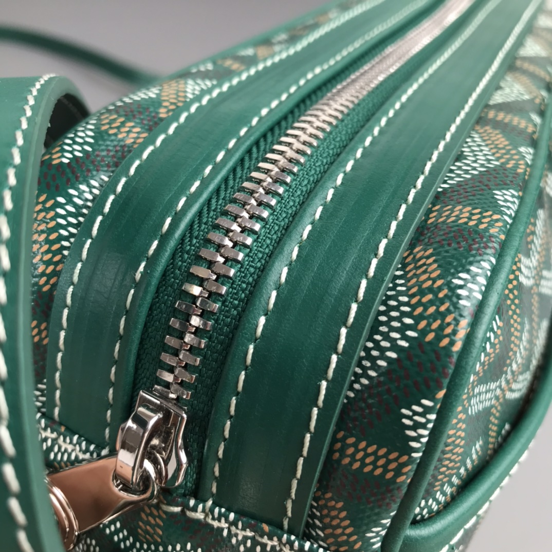 💰550 Goyard 戈雅相机包
Cap Vert男女同款小包
重点说一些特别能区别市场同货的一些细节,毕竟我们这么辛苦的做足了功夫也有必要跟大家分享。
1)戈雅品牌所有的车缝线路都有一个特征:就是每一针都是立体感极强的斜向走线的线路。并且因为用的是极其高端的进口缝纫线。所以你绝对看不到车缝线起毛或者松散的现象。
2)这款包包在袋口拉链皮贴及肩带面上有加上防伪的烙印线。但不是很清晰明显。市场上有没有这种防伪线的版本,也有烙印得过于明显的版本。这些都是没有原版在手的一眼假版本。至于我说的是不是吹牛,是不是因为我做成这样才这样说。还是一样欢迎有条件的客户去专柜求证。这款是专柜爆款,应该能随时看到。
3)这一点主要说给那些比较细心的客户听,包包的内里常常是一个容易被人忽略的部分。这款包包的正品内里布应该是正黄色平纹棉布。据我了解市场通货几乎所有的版本都用的是斜纹布。颜色正不正,质感好不好不说。连纹路都没整对。这就是舍不得买原版操作最大的弊病。
4)更较真的客户可以看看,这款包的内袋皮贴内侧上有一行数字烙印,这是每一个包都有的不同的身份编码,跟我们每一个人的身份认证一样。市场上的货几乎都没有,就算有也是整批货同一个号。因为这些工厂在生产的时候可能连正品都没有见过。
5)再看我们用的纯进口钢牙拉链,每一粒链齿都是经过独立抛光电镀再组装的。颗颗圆润光滑,绝不会剐痛货刮伤你的手。无论怎么暴力使用都是顺滑如初。满满的高级感,秒杀那些垃圾感受的廉价拉链。
6)放眼整个行业,你绝对找不到第二家能给你配上这种百分百正品级别的防尘袋了,这可不是那种纯形式主义,纯敷衍的给你配个差不多将就的那种市场通货。说到底我们所有的对比标准只是正品。