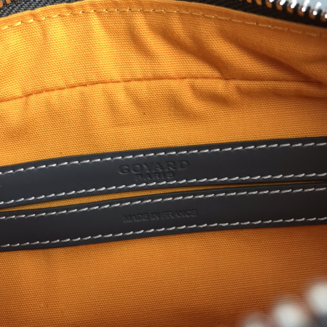 💰550 Goyard 狗牙相机包,灰色细节图
Cap Vert男女同款,自重超轻,体型小但容量足够用,明星时尚达人首选的轻便舒适小包。
现货 高级灰
柜价约14700
Made in: 法国
尺寸】长23高13宽7cm
包装】防尘袋 说明书
⚠️七天内可退换 包装还原不影响二次销售 运费自理
关于这款包包的主面料,我想已经不需要在做过多的描述了。因为之前在经典购物袋上新时已经说了太多。熟客们也都知道我们家所用的面料是跟市场所有版本的面料截然不同的。成本也是天壤之别。经过两年多的精益求精地改良才有今天你们看到的这个成品的样子。所以不需要再问我关于面料颜色,观感,手感耐用度等等是否跟正品一样的问题。你所能想到的问题我们用了这么多的时间与投入早就解决了。这方面我们的产品绝对有舍我其谁的霸气。还是那句话是不是同行业最好不想知道,我只知道跟正品一样。
配皮部分,这款包包用的是进口平纹小牛皮,无论材质颜色手感都等同原版。在材料方面我们从来都是不吝投入的。除了大家能看到的观感及能摸到的手感之外。这款包包的皮料还有一处特别值得说到的特性,就是它拥有如高端汽车座椅用皮一样的耐磨属性。据说是在制作工艺里有一项耐磨处理。因为这类有边骨的包袋,在日常使用中会容易造成边角的磨损。有了这项特性,可以确保包包跟皮实耐用。这也是咱们用匠心打造产品的细节体现。
五金件,全铜及不锈钢材质搭配真空贵金属电镀,所有细节包括各类刻字都绝对的跟正品一致,多说无益,这个你可以拿去专柜跟正品做一个近距离对比。