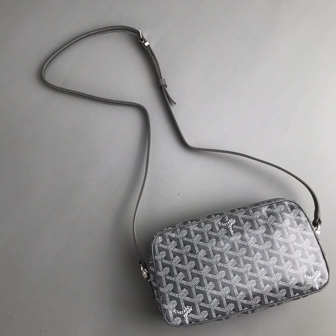💰550 Goyard 狗牙相机包,灰色细节图
Cap Vert男女同款,自重超轻,体型小但容量足够用,明星时尚达人首选的轻便舒适小包。
现货 高级灰
柜价约14700
Made in: 法国
尺寸】长23高13宽7cm
包装】防尘袋 说明书
⚠️七天内可退换 包装还原不影响二次销售 运费自理
关于这款包包的主面料,我想已经不需要在做过多的描述了。因为之前在经典购物袋上新时已经说了太多。熟客们也都知道我们家所用的面料是跟市场所有版本的面料截然不同的。成本也是天壤之别。经过两年多的精益求精地改良才有今天你们看到的这个成品的样子。所以不需要再问我关于面料颜色,观感,手感耐用度等等是否跟正品一样的问题。你所能想到的问题我们用了这么多的时间与投入早就解决了。这方面我们的产品绝对有舍我其谁的霸气。还是那句话是不是同行业最好不想知道,我只知道跟正品一样。
配皮部分,这款包包用的是进口平纹小牛皮,无论材质颜色手感都等同原版。在材料方面我们从来都是不吝投入的。除了大家能看到的观感及能摸到的手感之外。这款包包的皮料还有一处特别值得说到的特性,就是它拥有如高端汽车座椅用皮一样的耐磨属性。据说是在制作工艺里有一项耐磨处理。因为这类有边骨的包袋,在日常使用中会容易造成边角的磨损。有了这项特性,可以确保包包跟皮实耐用。这也是咱们用匠心打造产品的细节体现。
五金件,全铜及不锈钢材质搭配真空贵金属电镀,所有细节包括各类刻字都绝对的跟正品一致,多说无益,这个你可以拿去专柜跟正品做一个近距离对比。