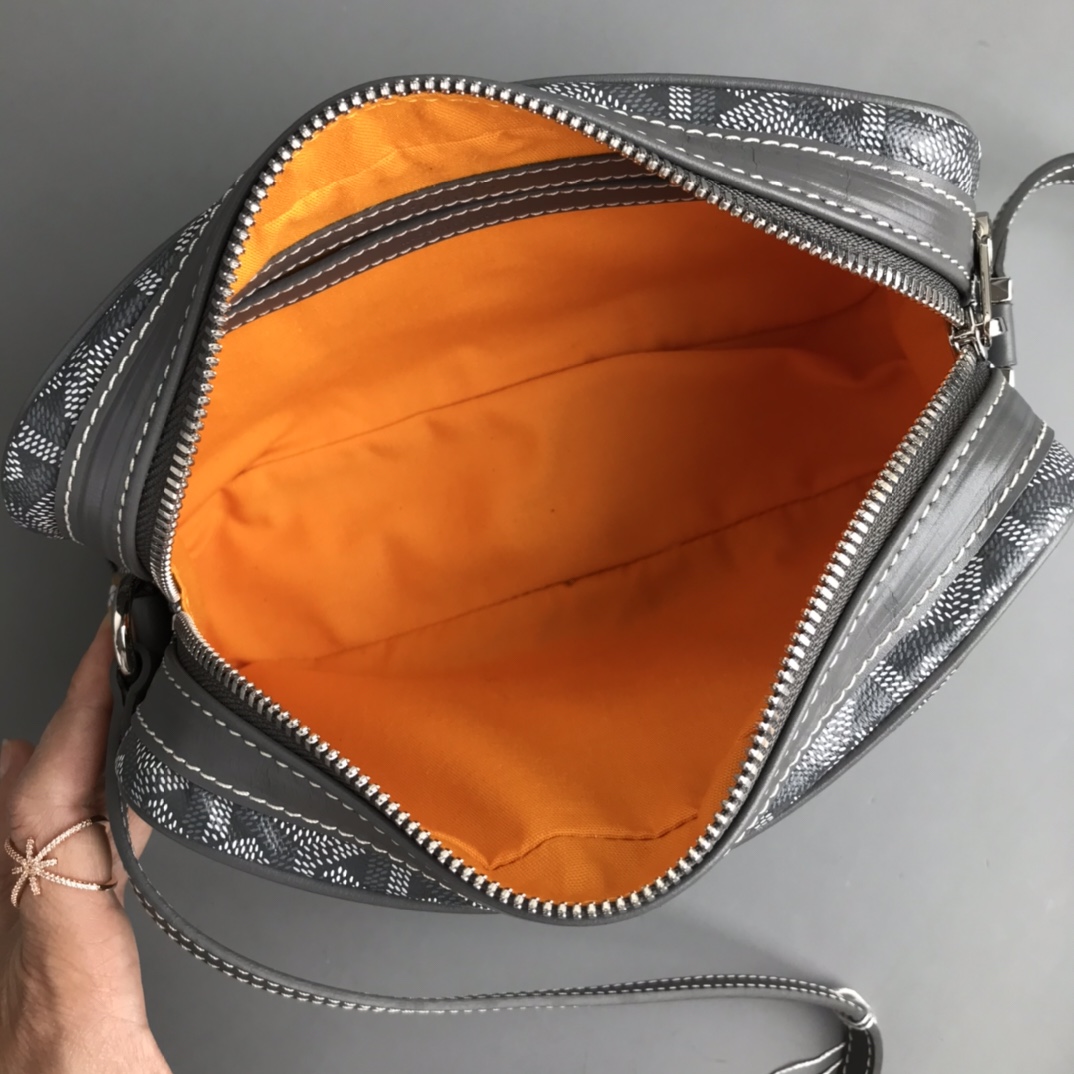 💰550 Goyard 狗牙相机包,灰色细节图
Cap Vert男女同款,自重超轻,体型小但容量足够用,明星时尚达人首选的轻便舒适小包。
现货 高级灰
柜价约14700
Made in: 法国
尺寸】长23高13宽7cm
包装】防尘袋 说明书
⚠️七天内可退换 包装还原不影响二次销售 运费自理
关于这款包包的主面料,我想已经不需要在做过多的描述了。因为之前在经典购物袋上新时已经说了太多。熟客们也都知道我们家所用的面料是跟市场所有版本的面料截然不同的。成本也是天壤之别。经过两年多的精益求精地改良才有今天你们看到的这个成品的样子。所以不需要再问我关于面料颜色,观感,手感耐用度等等是否跟正品一样的问题。你所能想到的问题我们用了这么多的时间与投入早就解决了。这方面我们的产品绝对有舍我其谁的霸气。还是那句话是不是同行业最好不想知道,我只知道跟正品一样。
配皮部分,这款包包用的是进口平纹小牛皮,无论材质颜色手感都等同原版。在材料方面我们从来都是不吝投入的。除了大家能看到的观感及能摸到的手感之外。这款包包的皮料还有一处特别值得说到的特性,就是它拥有如高端汽车座椅用皮一样的耐磨属性。据说是在制作工艺里有一项耐磨处理。因为这类有边骨的包袋,在日常使用中会容易造成边角的磨损。有了这项特性,可以确保包包跟皮实耐用。这也是咱们用匠心打造产品的细节体现。
五金件,全铜及不锈钢材质搭配真空贵金属电镀,所有细节包括各类刻字都绝对的跟正品一致,多说无益,这个你可以拿去专柜跟正品做一个近距离对比。
