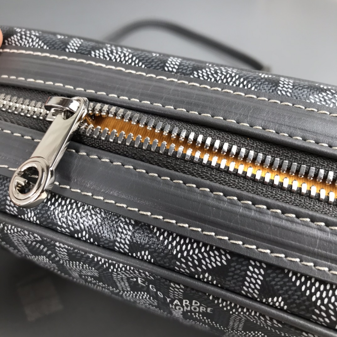 💰550 Goyard 狗牙相机包,灰色细节图
Cap Vert男女同款,自重超轻,体型小但容量足够用,明星时尚达人首选的轻便舒适小包。
现货 高级灰
柜价约14700
Made in: 法国
尺寸】长23高13宽7cm
包装】防尘袋 说明书
⚠️七天内可退换 包装还原不影响二次销售 运费自理
关于这款包包的主面料,我想已经不需要在做过多的描述了。因为之前在经典购物袋上新时已经说了太多。熟客们也都知道我们家所用的面料是跟市场所有版本的面料截然不同的。成本也是天壤之别。经过两年多的精益求精地改良才有今天你们看到的这个成品的样子。所以不需要再问我关于面料颜色,观感,手感耐用度等等是否跟正品一样的问题。你所能想到的问题我们用了这么多的时间与投入早就解决了。这方面我们的产品绝对有舍我其谁的霸气。还是那句话是不是同行业最好不想知道,我只知道跟正品一样。
配皮部分,这款包包用的是进口平纹小牛皮,无论材质颜色手感都等同原版。在材料方面我们从来都是不吝投入的。除了大家能看到的观感及能摸到的手感之外。这款包包的皮料还有一处特别值得说到的特性,就是它拥有如高端汽车座椅用皮一样的耐磨属性。据说是在制作工艺里有一项耐磨处理。因为这类有边骨的包袋,在日常使用中会容易造成边角的磨损。有了这项特性,可以确保包包跟皮实耐用。这也是咱们用匠心打造产品的细节体现。
五金件,全铜及不锈钢材质搭配真空贵金属电镀,所有细节包括各类刻字都绝对的跟正品一致,多说无益,这个你可以拿去专柜跟正品做一个近距离对比。