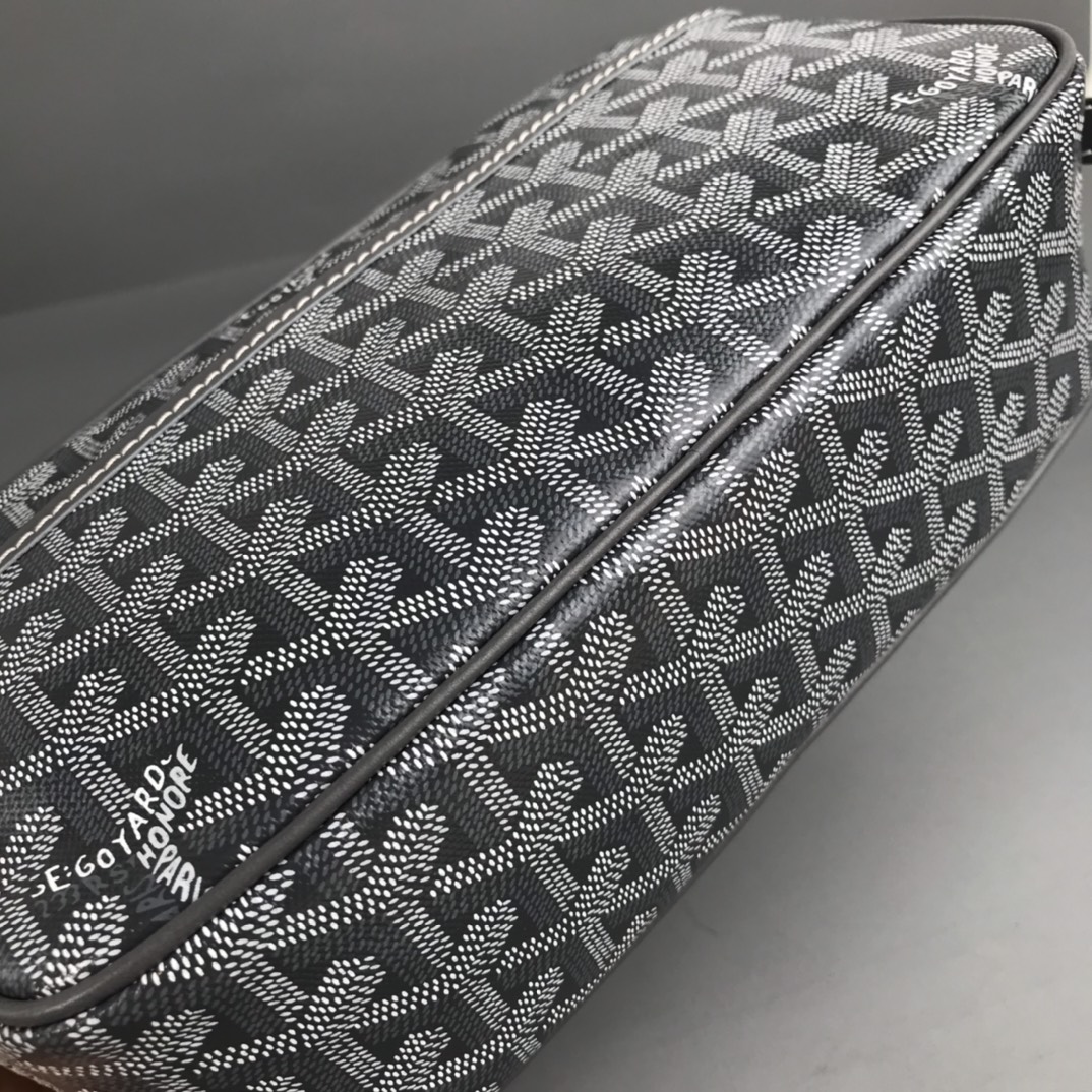 💰550 Goyard 狗牙相机包,灰色细节图
Cap Vert男女同款,自重超轻,体型小但容量足够用,明星时尚达人首选的轻便舒适小包。
现货 高级灰
柜价约14700
Made in: 法国
尺寸】长23高13宽7cm
包装】防尘袋 说明书
⚠️七天内可退换 包装还原不影响二次销售 运费自理
关于这款包包的主面料,我想已经不需要在做过多的描述了。因为之前在经典购物袋上新时已经说了太多。熟客们也都知道我们家所用的面料是跟市场所有版本的面料截然不同的。成本也是天壤之别。经过两年多的精益求精地改良才有今天你们看到的这个成品的样子。所以不需要再问我关于面料颜色,观感,手感耐用度等等是否跟正品一样的问题。你所能想到的问题我们用了这么多的时间与投入早就解决了。这方面我们的产品绝对有舍我其谁的霸气。还是那句话是不是同行业最好不想知道,我只知道跟正品一样。
配皮部分,这款包包用的是进口平纹小牛皮,无论材质颜色手感都等同原版。在材料方面我们从来都是不吝投入的。除了大家能看到的观感及能摸到的手感之外。这款包包的皮料还有一处特别值得说到的特性,就是它拥有如高端汽车座椅用皮一样的耐磨属性。据说是在制作工艺里有一项耐磨处理。因为这类有边骨的包袋,在日常使用中会容易造成边角的磨损。有了这项特性,可以确保包包跟皮实耐用。这也是咱们用匠心打造产品的细节体现。
五金件,全铜及不锈钢材质搭配真空贵金属电镀,所有细节包括各类刻字都绝对的跟正品一致,多说无益,这个你可以拿去专柜跟正品做一个近距离对比。