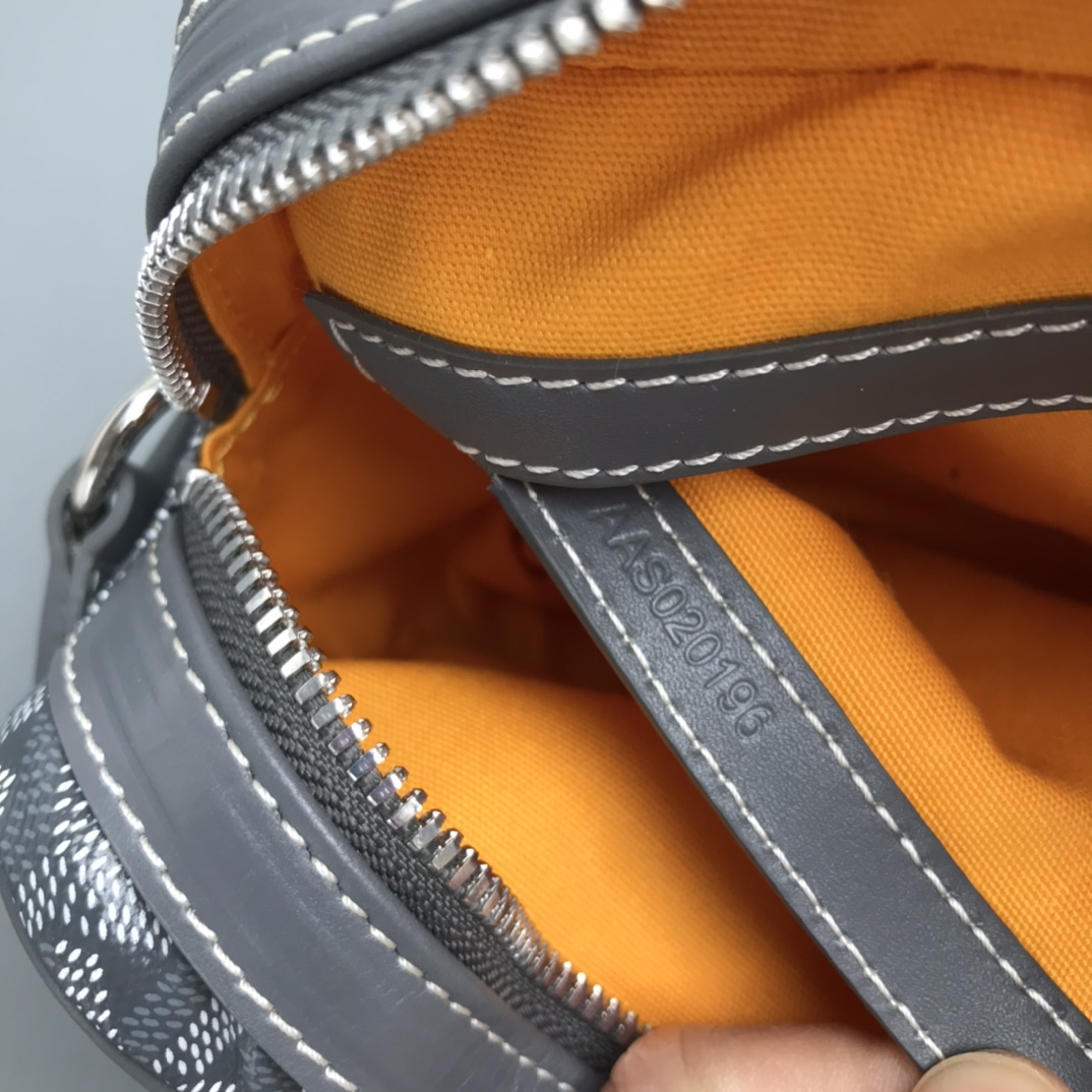 💰550 Goyard 狗牙相机包,灰色细节图
Cap Vert男女同款,自重超轻,体型小但容量足够用,明星时尚达人首选的轻便舒适小包。
现货 高级灰
柜价约14700
Made in: 法国
尺寸】长23高13宽7cm
包装】防尘袋 说明书
⚠️七天内可退换 包装还原不影响二次销售 运费自理
关于这款包包的主面料,我想已经不需要在做过多的描述了。因为之前在经典购物袋上新时已经说了太多。熟客们也都知道我们家所用的面料是跟市场所有版本的面料截然不同的。成本也是天壤之别。经过两年多的精益求精地改良才有今天你们看到的这个成品的样子。所以不需要再问我关于面料颜色,观感,手感耐用度等等是否跟正品一样的问题。你所能想到的问题我们用了这么多的时间与投入早就解决了。这方面我们的产品绝对有舍我其谁的霸气。还是那句话是不是同行业最好不想知道,我只知道跟正品一样。
配皮部分,这款包包用的是进口平纹小牛皮,无论材质颜色手感都等同原版。在材料方面我们从来都是不吝投入的。除了大家能看到的观感及能摸到的手感之外。这款包包的皮料还有一处特别值得说到的特性,就是它拥有如高端汽车座椅用皮一样的耐磨属性。据说是在制作工艺里有一项耐磨处理。因为这类有边骨的包袋,在日常使用中会容易造成边角的磨损。有了这项特性,可以确保包包跟皮实耐用。这也是咱们用匠心打造产品的细节体现。
五金件,全铜及不锈钢材质搭配真空贵金属电镀,所有细节包括各类刻字都绝对的跟正品一致,多说无益,这个你可以拿去专柜跟正品做一个近距离对比。
