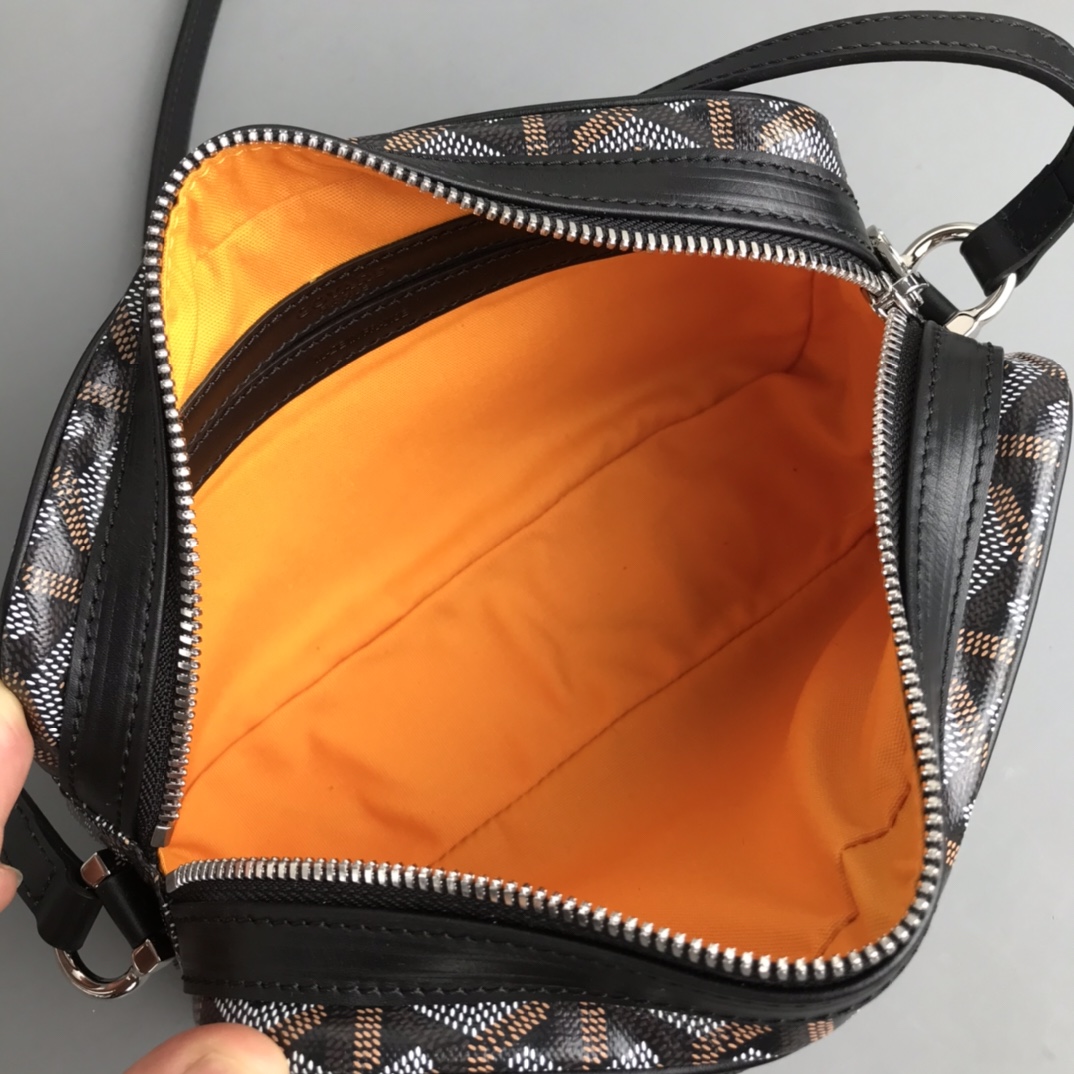 💰550 Goyard戈雅 相机包
Cap Vert男女同款,自重超轻,体型小但容量足够用,明星时尚达人首选的轻便舒适小包。
现货 黑色
柜价 14700
Made in: 法国
尺寸】长23高13宽7cm
包装】防尘袋 说明书
⚠️七天内可退换 包装还原不影响二次销售 运费自理
关于这款包包的主面料,我想已经不需要在做过多的描述了。因为之前在经典购物袋上新时已经说了太多。熟客们也都知道我们家所用的面料是跟市场所有版本的面料截然不同的。成本也是天壤之别。经过两年多的精益求精地改良才有今天你们看到的这个成品的样子。所以不需要再问我关于面料颜色,观感,手感耐用度等等是否跟正品一样的问题。你所能想到的问题我们用了这么多的时间与投入早就解决了。这方面我们的产品绝对有舍我其谁的霸气。还是那句话是不是同行业最好不想知道,我只知道跟正品一样。
配皮部分,这款包包用的是进口平纹小牛皮,无论材质颜色手感都等同原版。在材料方面我们从来都是不吝投入的。除了大家能看到的观感及能摸到的手感之外。这款包包的皮料还有一处特别值得说到的特性,就是它拥有如高端汽车座椅用皮一样的耐磨属性。据说是在制作工艺里有一项耐磨处理。因为这类有边骨的包袋,在日常使用中会容易造成边角的磨损。有了这项特性,可以确保包包跟皮实耐用。这也是咱们用匠心打造产品的细节体现。
五金件,全铜及不锈钢材质搭配真空贵金属电镀,所有细节包括各类刻字都绝对的跟正品一致,多说无益,这个你可以拿去专柜跟正品做一个近距离对比。