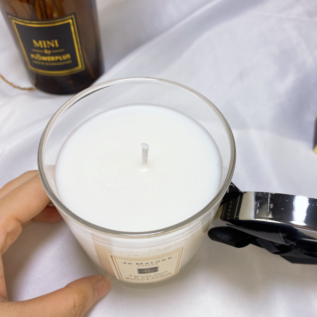 Jo Malone London English Pear & Freesia Home Scented Candle, 200g 5 i1584378184 1461 3