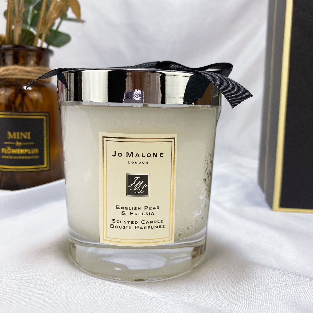 Jo Malone London English Pear & Freesia Home Scented Candle, 200g 3 i1584378184 274 1