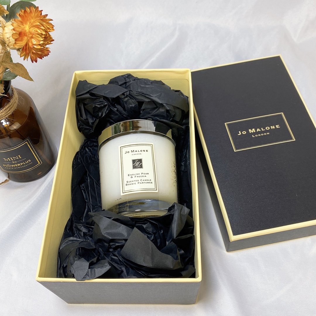 Jo Malone London English Pear & Freesia Home Scented Candle, 200g 7 i1584378184 9600 5