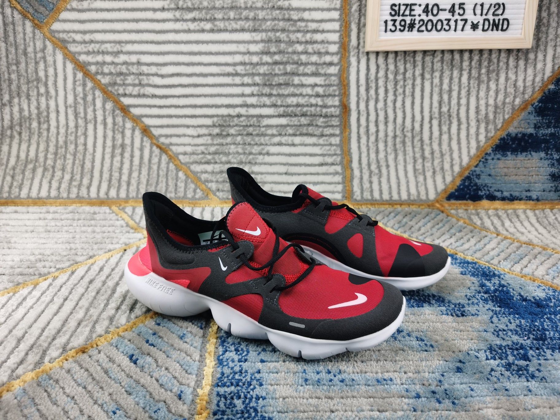 🈴️ ❗️主图集合图❗️
♨️价格:110
♨️码数:👉 如图所示👈🏻
♨️编码:139#200317¥DND
♨️简介:渠道原单 天猫专供
NIKE FREE RN 5.0 SHIEID 2019款
机能防水赤足缓震跑鞋 BV1223-002
功能赤足大底,针织弹性原面