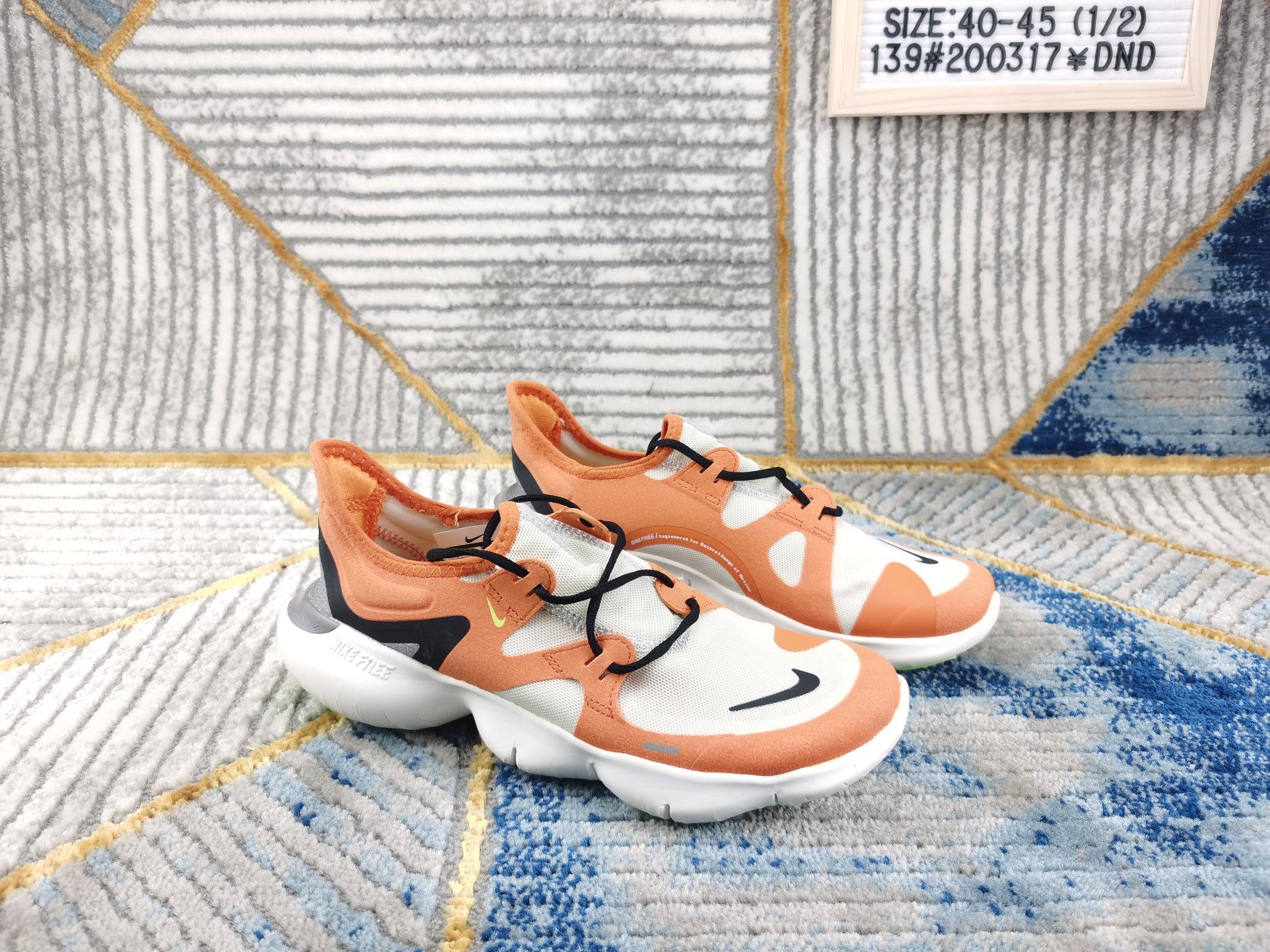 🈴️ ❗️主图集合图❗️
♨️价格:110
♨️码数:👉 如图所示👈🏻
♨️编码:139#200317¥DND
♨️简介:渠道原单 天猫专供
NIKE FREE RN 5.0 SHIEID 2019款
机能防水赤足缓震跑鞋 BV1223-002
功能赤足大底,针织弹性原面