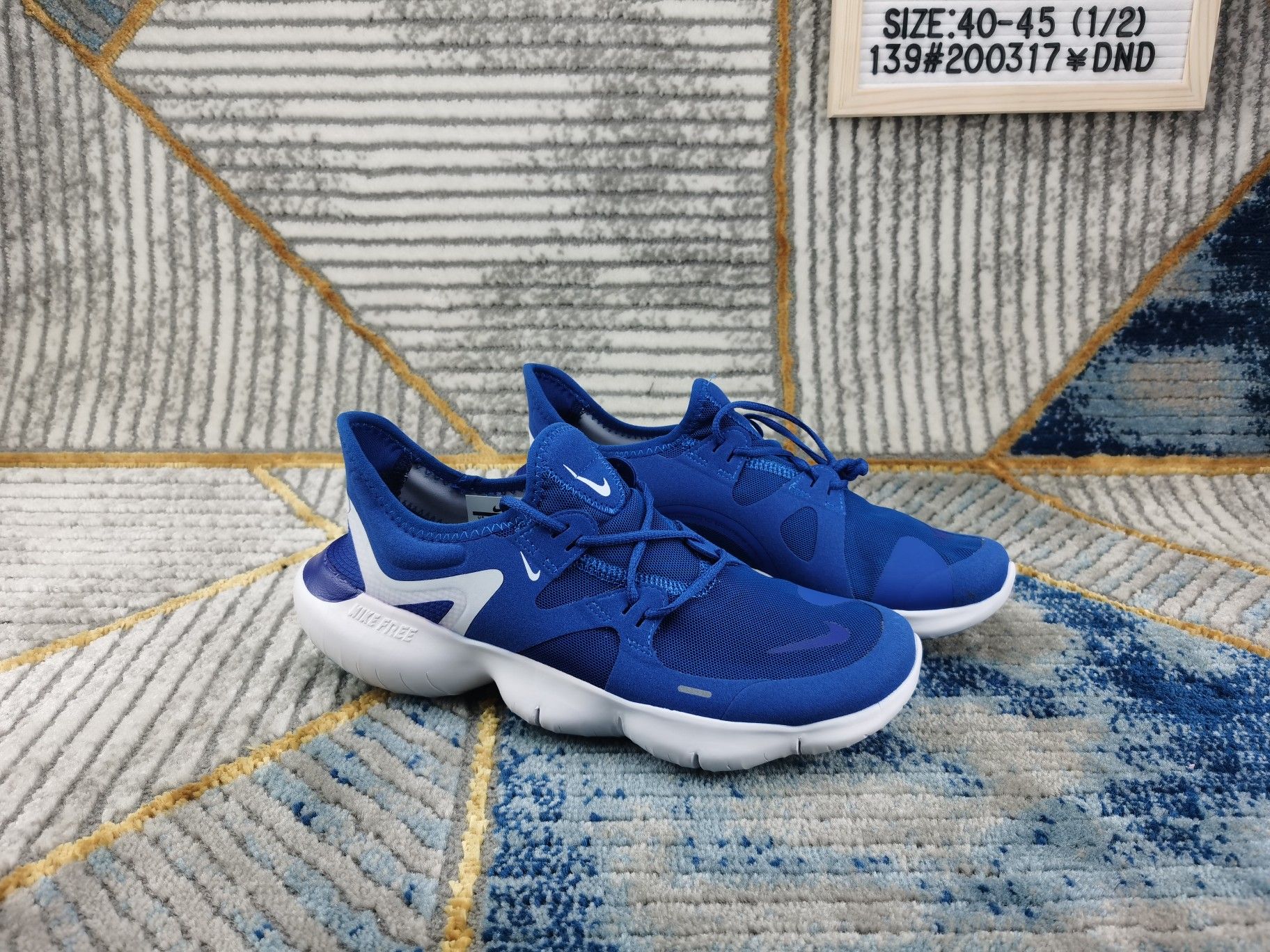 🈴️ ❗️主图集合图❗️
♨️价格:110
♨️码数:👉 如图所示👈🏻
♨️编码:139#200317¥DND
♨️简介:渠道原单 天猫专供
NIKE FREE RN 5.0 SHIEID 2019款
机能防水赤足缓震跑鞋 BV1223-002
功能赤足大底,针织弹性原面