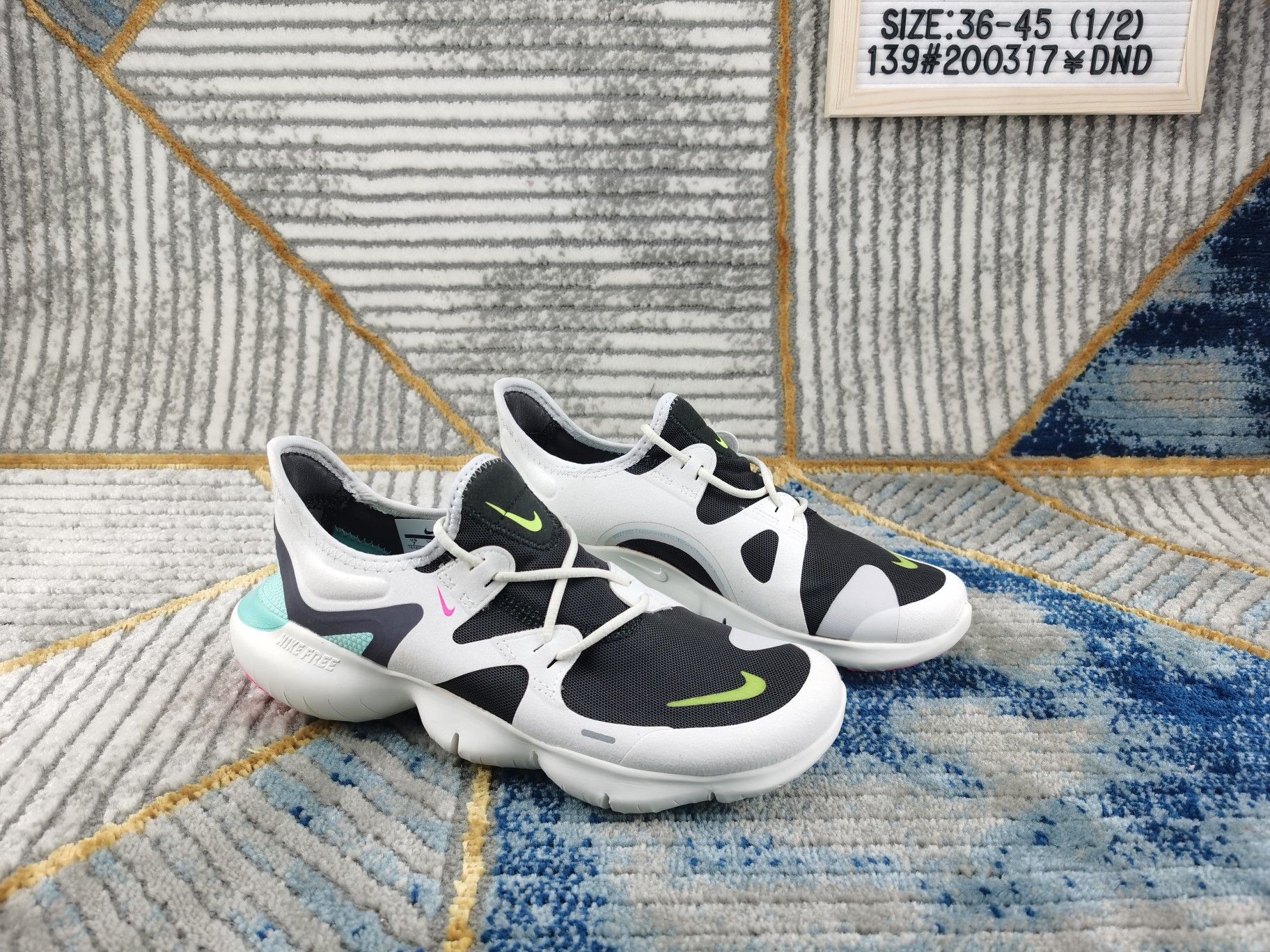 🈴️ ❗️主图集合图❗️
♨️价格:110
♨️码数:👉 如图所示👈🏻
♨️编码:139#200317¥DND
♨️简介:渠道原单 天猫专供
NIKE FREE RN 5.0 SHIEID 2019款
机能防水赤足缓震跑鞋 BV1223-002
功能赤足大底,针织弹性原面