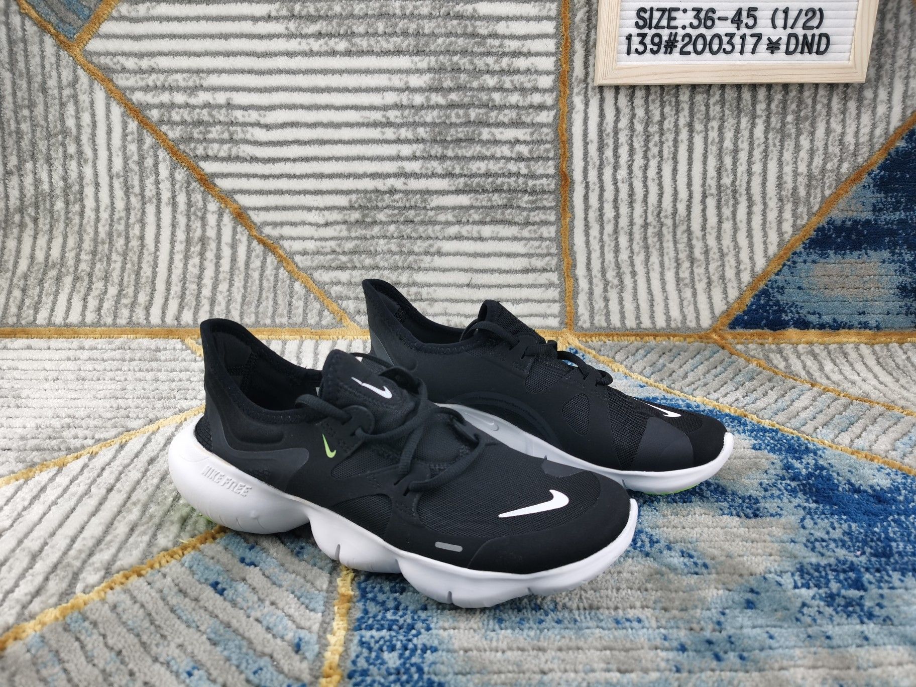 🈴️ ❗️主图集合图❗️
♨️价格:110
♨️码数:👉 如图所示👈🏻
♨️编码:139#200317¥DND
♨️简介:渠道原单 天猫专供
NIKE FREE RN 5.0 SHIEID 2019款
机能防水赤足缓震跑鞋 BV1223-002
功能赤足大底,针织弹性原面