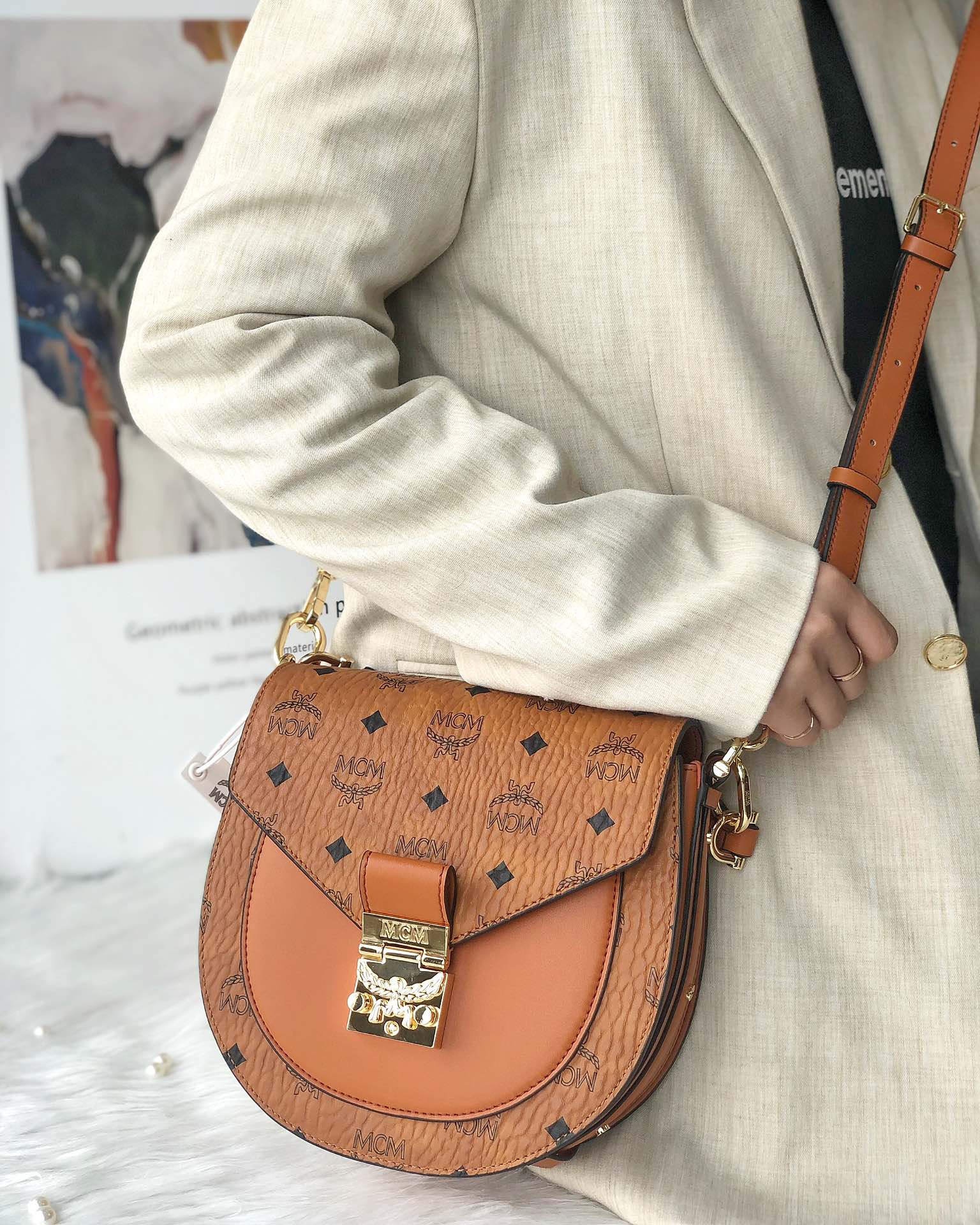 Top quality goods 💐 🦁 New 2020 collection is here❗ Vintage dual-tone effect with synchronized leather and zp, custom-made cowhide for solid colors, three-dimensional design, exquisite appearance, adjustable shoulder strap, can be carried by hand, versatile and stylish, a must-have divine bag that you'll fall in love with at first sight 🙈 Mini size 7 x 18 x 18cm, small size 8 x 21 x 20cm. Mini size 380, small size 400. image 1