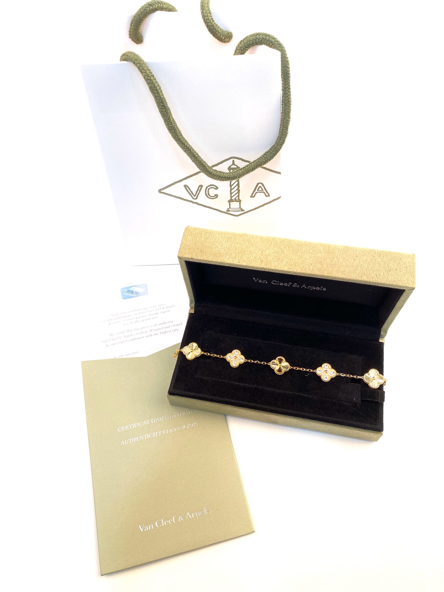 Van Cleef & Arpels VCA 五花手、加天然灰贝母、白贝壳、黑玛瑙、玑镂雕花、孔雀石
