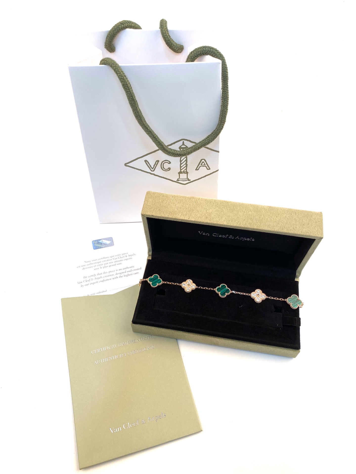 Van Cleef & Arpels VCA 五花手、加天然灰贝母、白贝壳、黑玛瑙、玑镂雕花、孔雀石