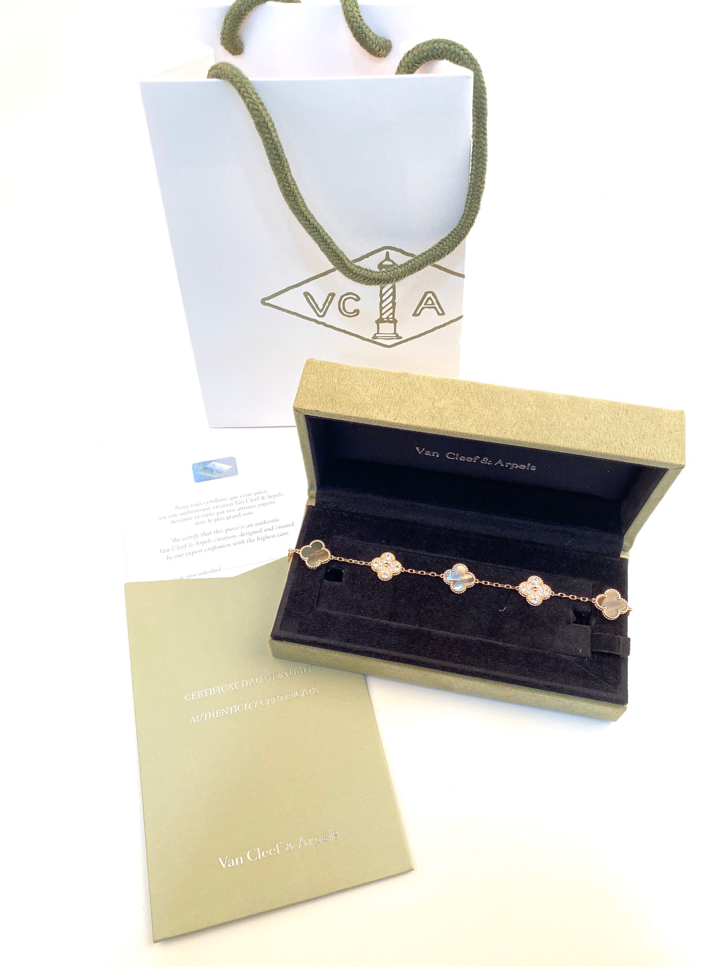 Van Cleef & Arpels VCA 五花手、加天然灰贝母、白贝壳、黑玛瑙、玑镂雕花、孔雀石