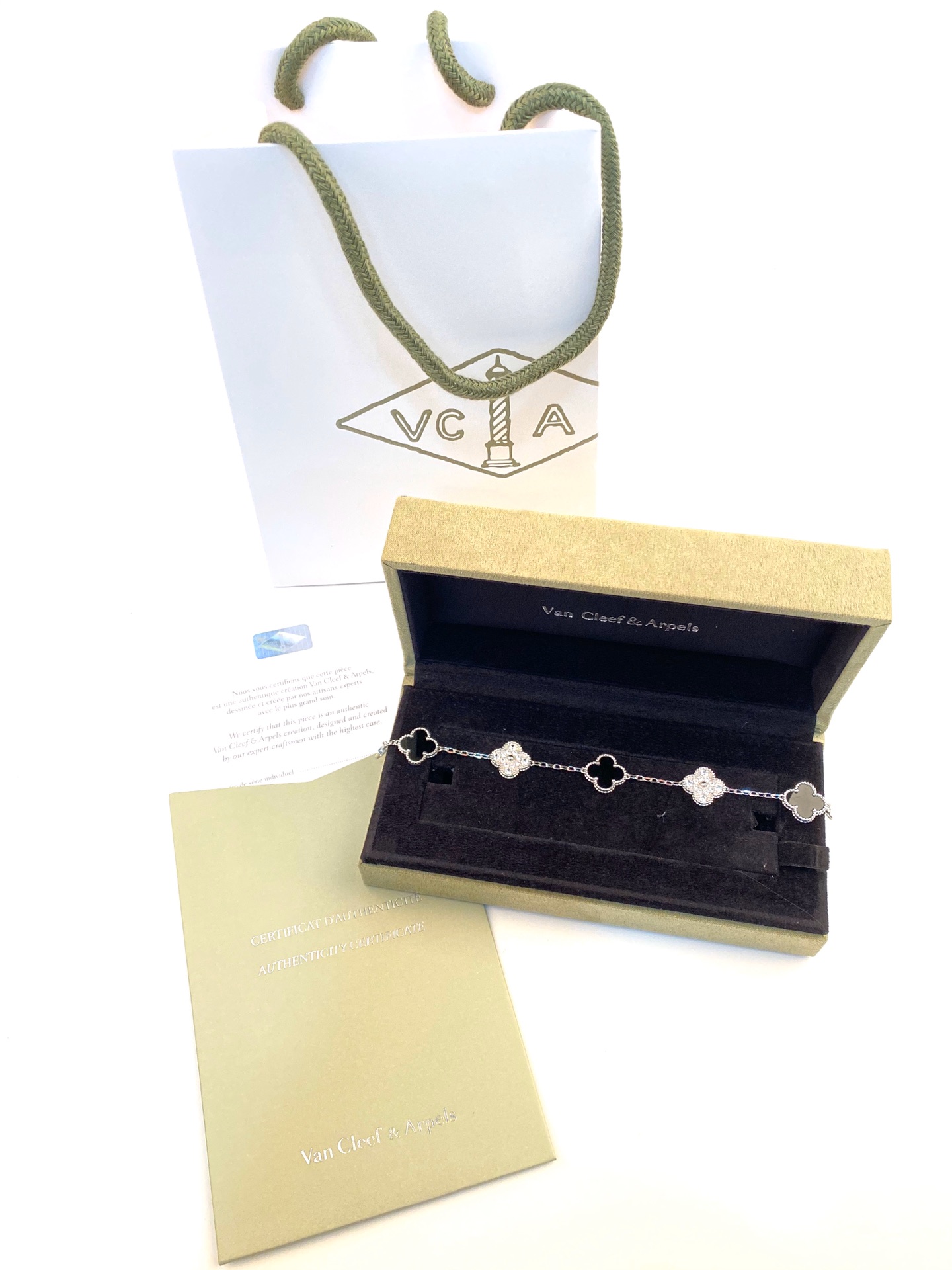 Van Cleef & Arpels VCA 五花手、加天然灰贝母、白贝壳、黑玛瑙、玑镂雕花、孔雀石