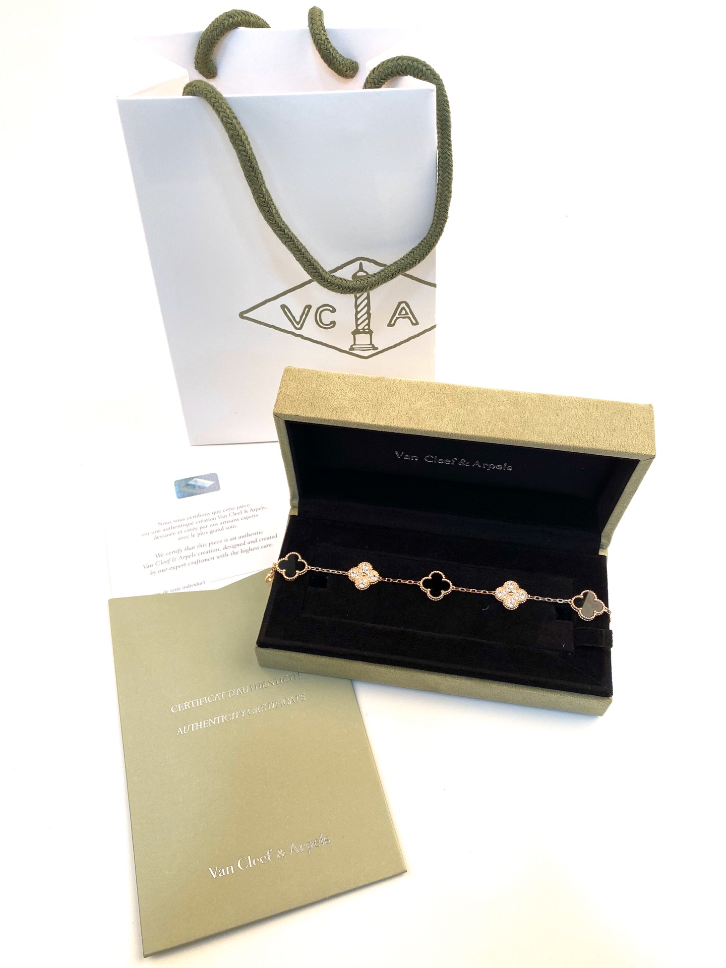 Van Cleef & Arpels VCA 五花手、加天然灰贝母、白贝壳、黑玛瑙、玑镂雕花、孔雀石