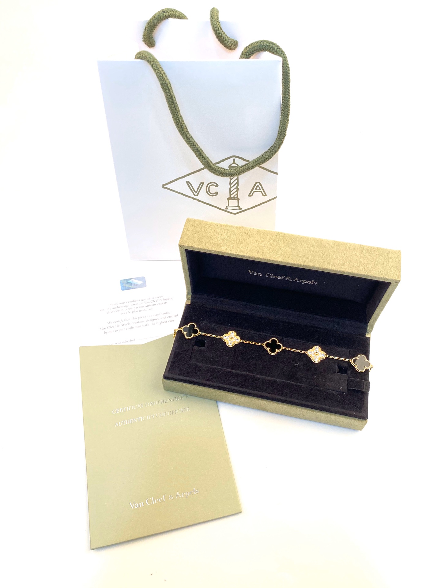 Van Cleef & Arpels VCA 五花手、加天然灰贝母、白贝壳、黑玛瑙、玑镂雕花、孔雀石