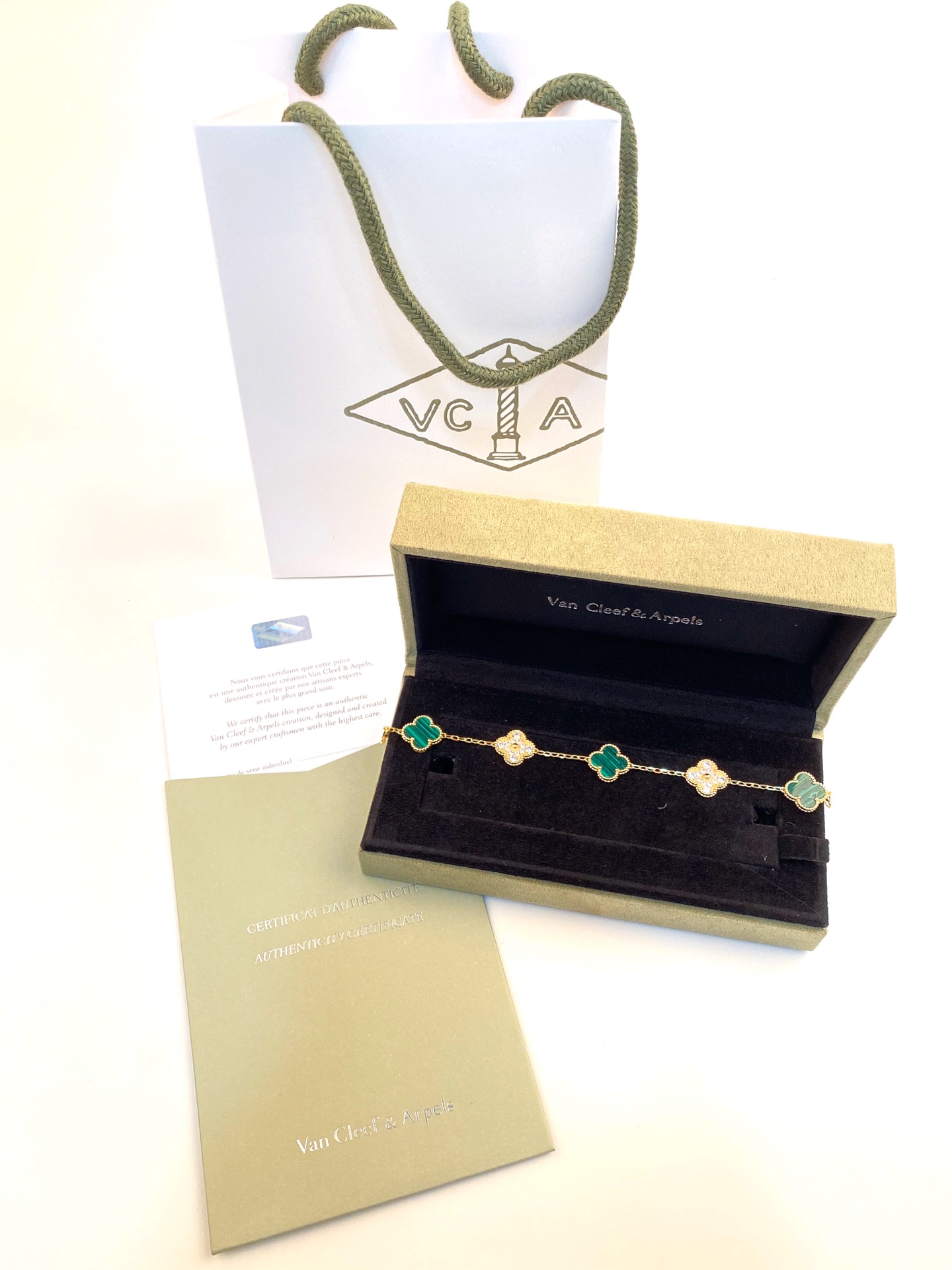 Van Cleef & Arpels VCA 五花手、加天然灰贝母、白贝壳、黑玛瑙、玑镂雕花、孔雀石
