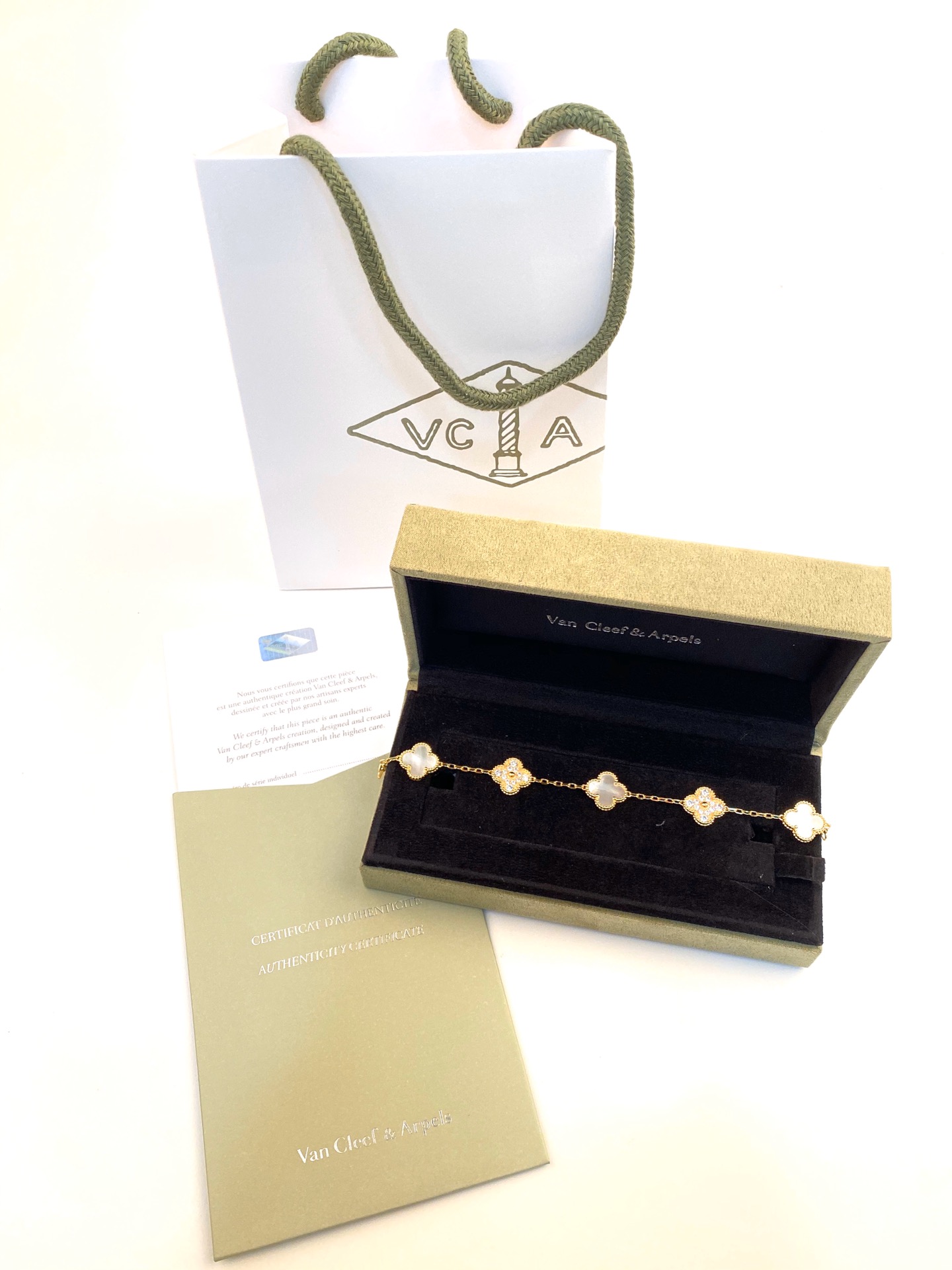 Van Cleef & Arpels VCA 五花手、加天然灰贝母、白贝壳、黑玛瑙、玑镂雕花、孔雀石