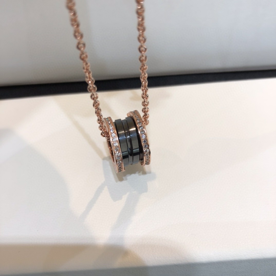 NO:360603,Baojia B.zero's design legend series ceramic diamond rose gold necklace on both sides. The original mold is opened in the Hong Kong trading company's OEM factory, and the internal data processing is therefore exactly the same as the original. The original counter print and CNC process are not ordinary laser characters on the market. The size and depth of the letter print are the same as the counter. The design legend series necklaces are reinterpreted by a popular female architect since history, combining geometric shapes with fluidity, modern style and traditional elements, reflecting the true essence of Italian aesthetics. This model is similar to the Little Red, but it is not as easy as the Little Red, and it is better matched in summer. Bulgari necklace, bvlgari, necklace19860909宝家B.zero的design legend系列陶瓷两边钻玫瑰金色项链 香港贸易公司代工厂原版开模,内部数据加工,因此成品形状大小、克重、色泽都跟原版一模一样.专柜原版字印,CNC工艺,绝非市场普通激光激字,无论字印大小、深度都跟专柜一致.design legend系列项链,由有史以来受欢迎女建筑师重新演绎,将几何造型与流动性相结合,现代风格与传统元素相交融,体现意大利美学的真正精髓.此款跟小红人比较相似,但是没有小红人那么容易撞款,而且夏天更好搭,宝格丽项链,bvlgari,necklace,Jewelry