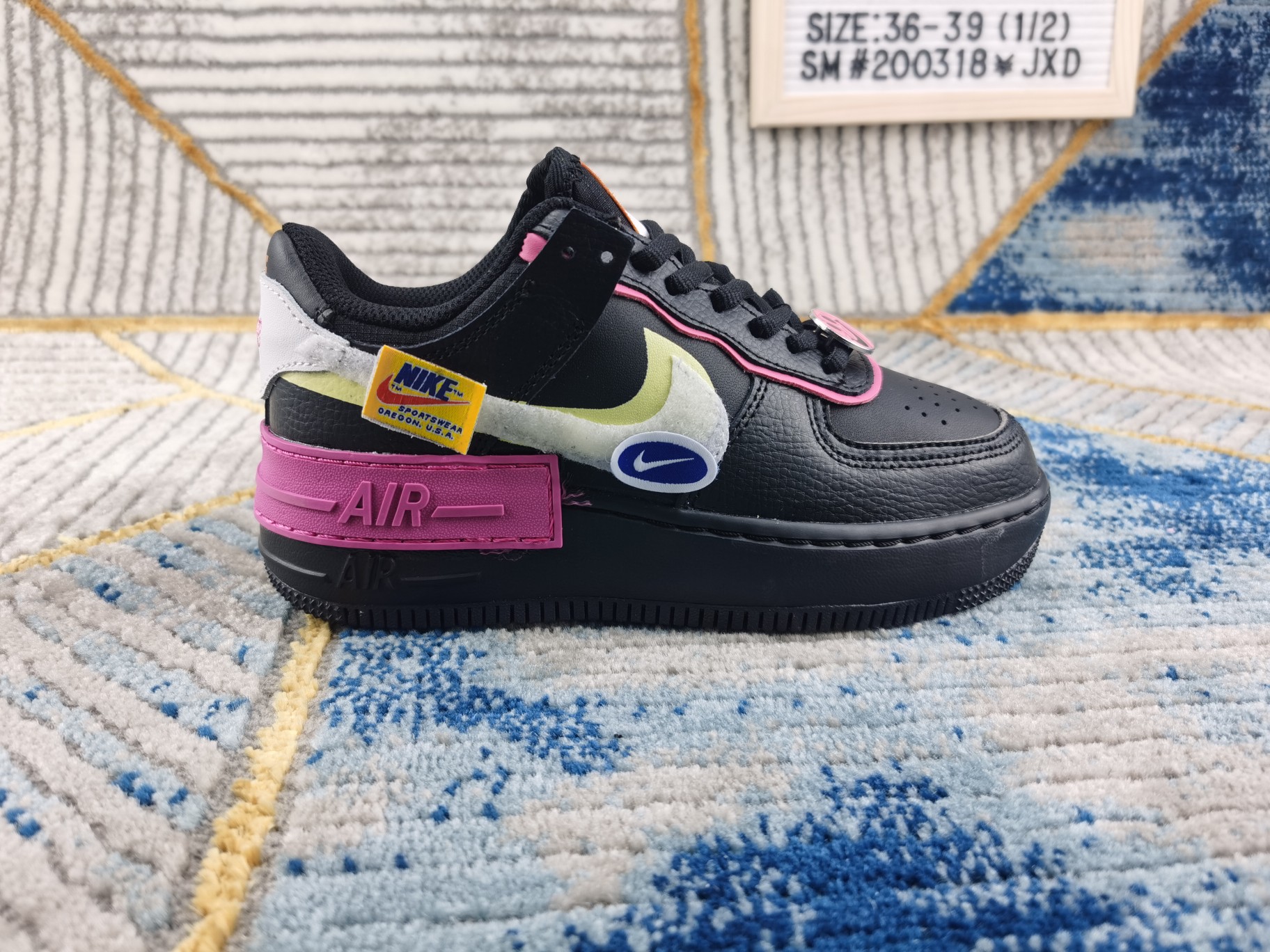 ♨️价格:160 ♨️码数:👉 如图所示👈🏻 ♨️编码:SM#200318¥JXD ♨️简介:Nike Air Force 1 AF1 Shadow 黑白粉笑脸j结构女板鞋CU4743-001