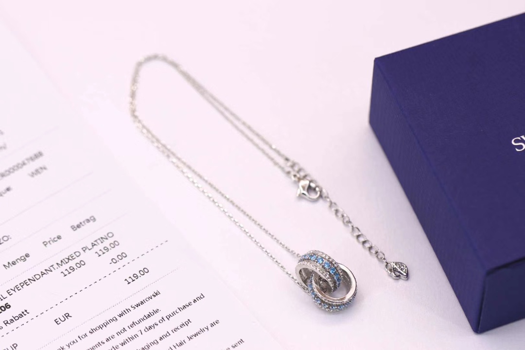 p80Swarovski 白金蓝钻 转运珠锁骨项链

为庆祝品牌成立125周年，经典造型与现代风格。巧妙交织的指环缀有闪亮迷人的浅蓝色及白色Swarovski仿水晶，互相辉映。