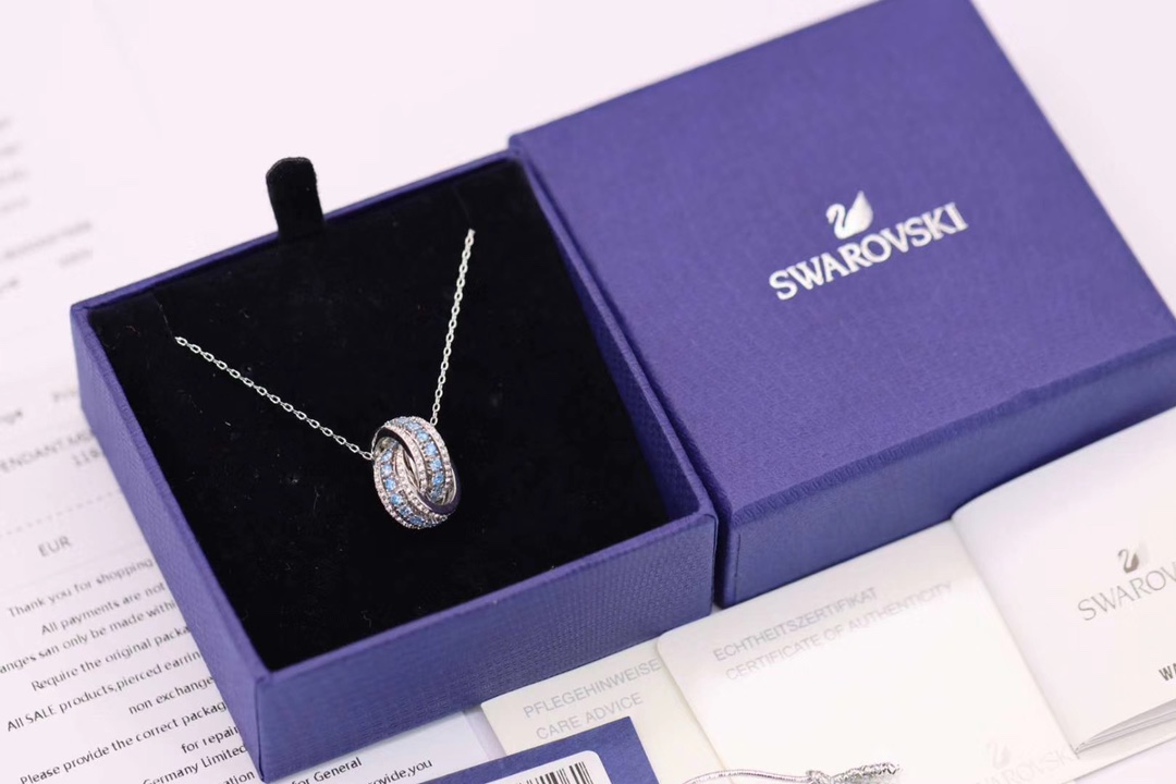 p80Swarovski 白金蓝钻 转运珠锁骨项链

为庆祝品牌成立125周年，经典造型与现代风格。巧妙交织的指环缀有闪亮迷人的浅蓝色及白色Swarovski仿水晶，互相辉映。