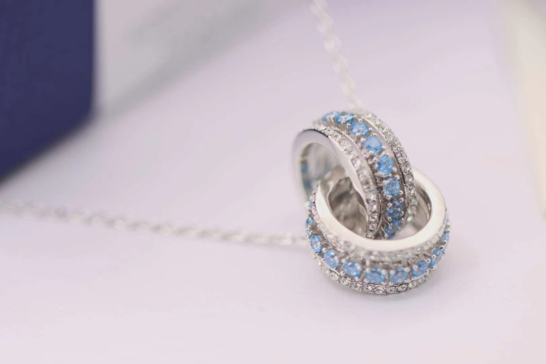 p80Swarovski 白金蓝钻 转运珠锁骨项链

为庆祝品牌成立125周年，经典造型与现代风格。巧妙交织的指环缀有闪亮迷人的浅蓝色及白色Swarovski仿水晶，互相辉映。