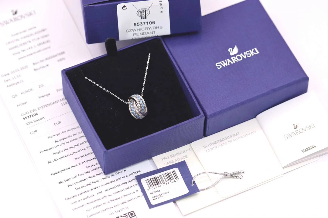 p80Swarovski 白金蓝钻 转运珠锁骨项链

为庆祝品牌成立125周年，经典造型与现代风格。巧妙交织的指环缀有闪亮迷人的浅蓝色及白色Swarovski仿水晶，互相辉映。