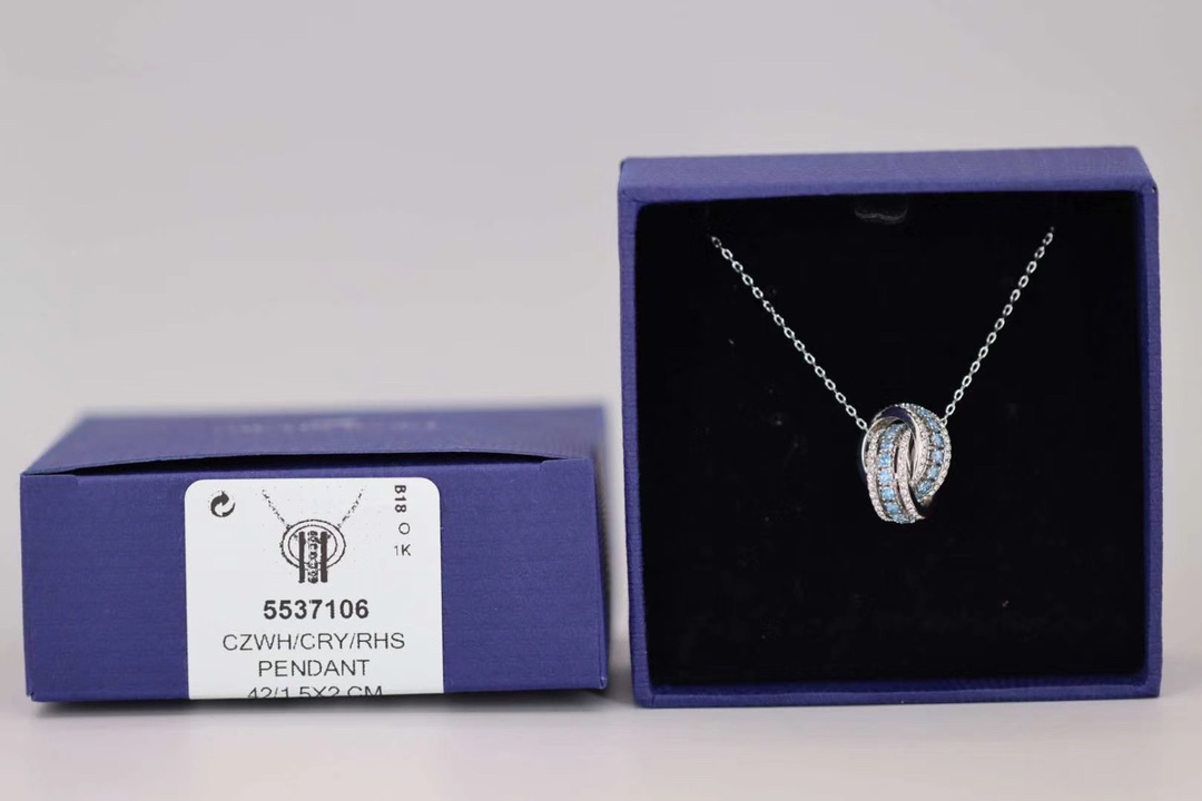 p80Swarovski 白金蓝钻 转运珠锁骨项链

为庆祝品牌成立125周年，经典造型与现代风格。巧妙交织的指环缀有闪亮迷人的浅蓝色及白色Swarovski仿水晶，互相辉映。