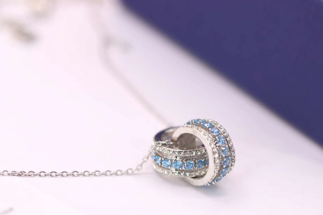 p80Swarovski 白金蓝钻 转运珠锁骨项链

为庆祝品牌成立125周年，经典造型与现代风格。巧妙交织的指环缀有闪亮迷人的浅蓝色及白色Swarovski仿水晶，互相辉映。