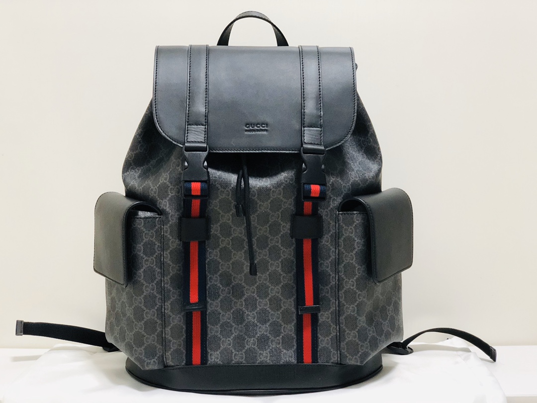 gucci's latest backpack, the Gucci GG pattern uses a striking black/grey combination and is carefully crafted from soft presbyopia. This material