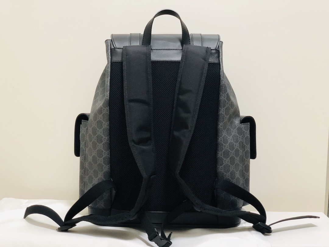 gucci's latest backpack, the Gucci GG pattern uses a striking black/grey combination and is carefully crafted from soft presbyopia. This material