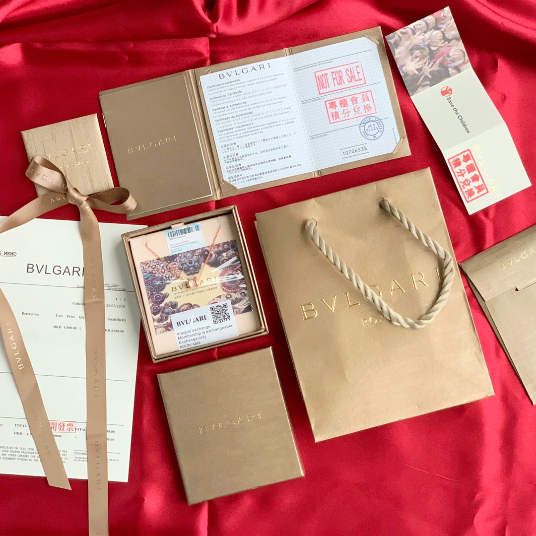💰110 宝格丽官网积分换购版本！ 925纯银版小蛮腰项链！出香港订单外贸公司渠道合作的正单代工出品！重要的事情说三次！随意进出专柜对比！宝格丽BVLGARl小蛮腰项链纯银款真空电镀18K真金，镶嵌施华洛世奇水钻，项链永远都不够货卖的节奏，外面市场货咱们就不对比了 没有可比性！银链经过特殊处理真空电镀18K真金，一般不易掉色！不过敏，LOGO清晰立体感，一道道工序下来也是需要不少时间，所以出品都是很别致的，每一条都是精雕细琢。2⃣️链条的粗细跟专柜是一模一样的，包括的链条上面的刻字！最本质的区别还有一点就是龙虾扣，大多数市面货用的是钢制；咱家是925纯银龙虾扣，只有龙虾扣内置弹簧是铁，做过渗碳处理，弹性十足！人手一条，必入单品！好货难求，数量有限！独家包装！退换货见包装！注意⚠️⚠️