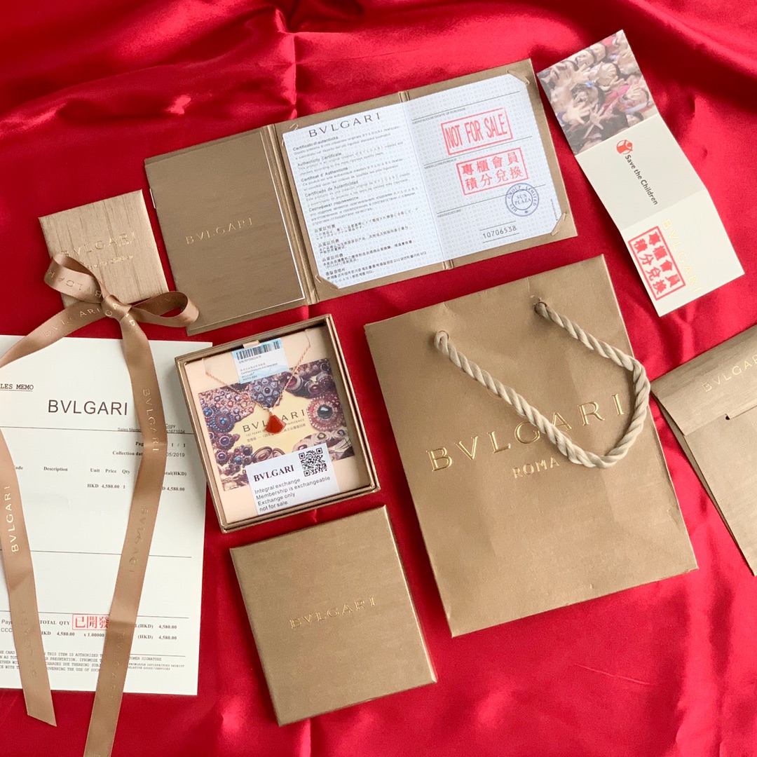💰100 宝格丽官网积分换购版本！ 925纯银版小号红裙子项链！出香港订单外贸公司渠道货！重要的事情说三次！随意进出专柜对比！宝格丽BVLGARl红裙子项链纯银款真空电镀18K真金，镶嵌施华洛世奇水钻，项链永远都不够货卖的节奏，外面市场货咱们就不对比了 没有可比性！银链经过特殊处理真空电镀18K真金，一般不易掉色！不过敏，LOGO清晰立体感，一道道工序下来也是需要不少时间，所以出品都是很别致的，每一条都是精雕细琢。2⃣️链条的粗细跟专柜是一模一样的，包括的链条上面的刻字！最本质的区别还有一点就是龙虾扣，大多数市面货用的是钢制；咱家是925纯银龙虾扣，只有龙虾扣内置弹簧是铁，做过渗碳处理，弹性十足！人手一条，必入单品！好货难求，数量有限！独家包装！退换货见包装！注意⚠️⚠️