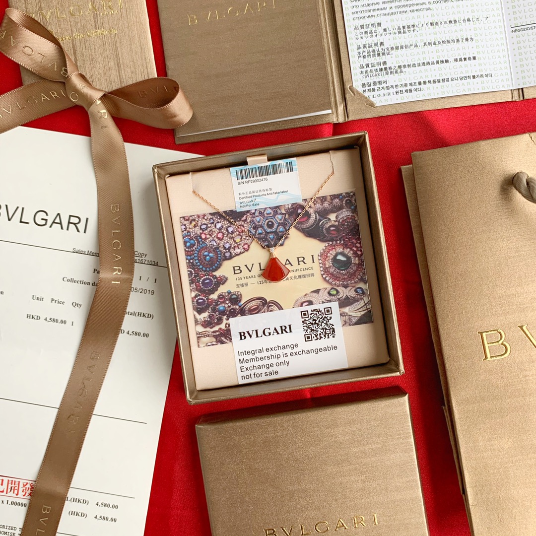 💰100 宝格丽官网积分换购版本! 925纯银版小号红裙子项链!出香港订单外贸公司渠道货!重要的事情说三次!随意进出专柜对比!宝格丽BVLGARl红裙子项链纯银款真空电镀18K真金,镶嵌施华洛世奇水钻,项链永远都不够货卖的节奏,外面市场货咱们就不对比了 没有可比性!银链经过特殊处理真空电镀18K真金,一般不易掉色!不过敏,LOGO清晰立体感,一道道工序下来也是需要不少时间,所以出品都是很别致的,每一条都是精雕细琢。2⃣️链条的粗细跟专柜是一模一样的,包括的链条上面的刻字!最本质的区别还有一点就是龙虾扣,大多数市面货用的是钢制;咱家是925纯银龙虾扣,只有龙虾扣内置弹簧是铁,做过渗碳处理,弹性十足!人手一条,必入单品!好货难求,数量有限!独家包装!退换货见包装!注意⚠️⚠️
