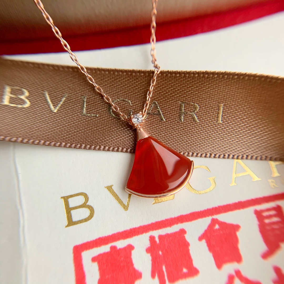 💰100 宝格丽官网积分换购版本! 925纯银版小号红裙子项链!出香港订单外贸公司渠道货!重要的事情说三次!随意进出专柜对比!宝格丽BVLGARl红裙子项链纯银款真空电镀18K真金,镶嵌施华洛世奇水钻,项链永远都不够货卖的节奏,外面市场货咱们就不对比了 没有可比性!银链经过特殊处理真空电镀18K真金,一般不易掉色!不过敏,LOGO清晰立体感,一道道工序下来也是需要不少时间,所以出品都是很别致的,每一条都是精雕细琢。2⃣️链条的粗细跟专柜是一模一样的,包括的链条上面的刻字!最本质的区别还有一点就是龙虾扣,大多数市面货用的是钢制;咱家是925纯银龙虾扣,只有龙虾扣内置弹簧是铁,做过渗碳处理,弹性十足!人手一条,必入单品!好货难求,数量有限!独家包装!退换货见包装!注意⚠️⚠️