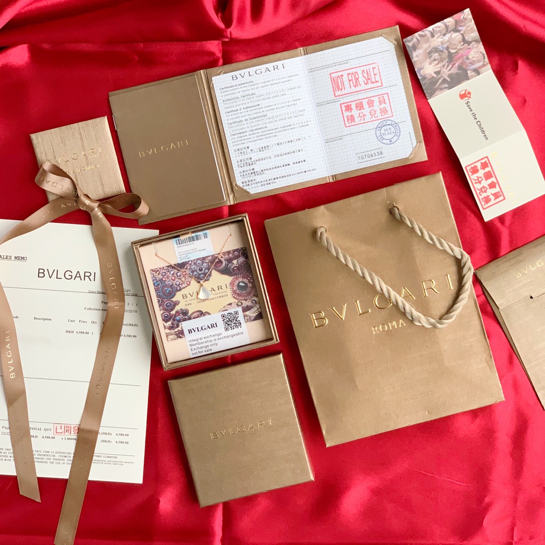 💰100宝格丽官网积分换购版本！ 925纯银版小号白裙子项链！出香港订单外贸公司渠道货！重要的事情说三次！随意进出专柜对比！宝格丽BVLGARl白裙子项链纯银款真空电镀18K真金，镶嵌施华洛世奇水钻，项链永远都不够货卖的节奏，外面市场货咱们就不对比了 没有可比性！银链经过特殊处理真空电镀18K真金，一般不易掉色！不过敏，LOGO清晰立体感，一道道工序下来也是需要不少时间，所以出品都是很别致的，每一条都是精雕细琢。2⃣️链条的粗细跟专柜是一模一样的，包括的链条上面的刻字！最本质的区别还有一点就是龙虾扣，大多数市面货用的是钢制；咱家是925纯银龙虾扣，只有龙虾扣内置弹簧是铁，做过渗碳处理，弹性十足！人手一条，必入单品！好货难求，数量有限！独家包装！退换货见包装！注意⚠️⚠️