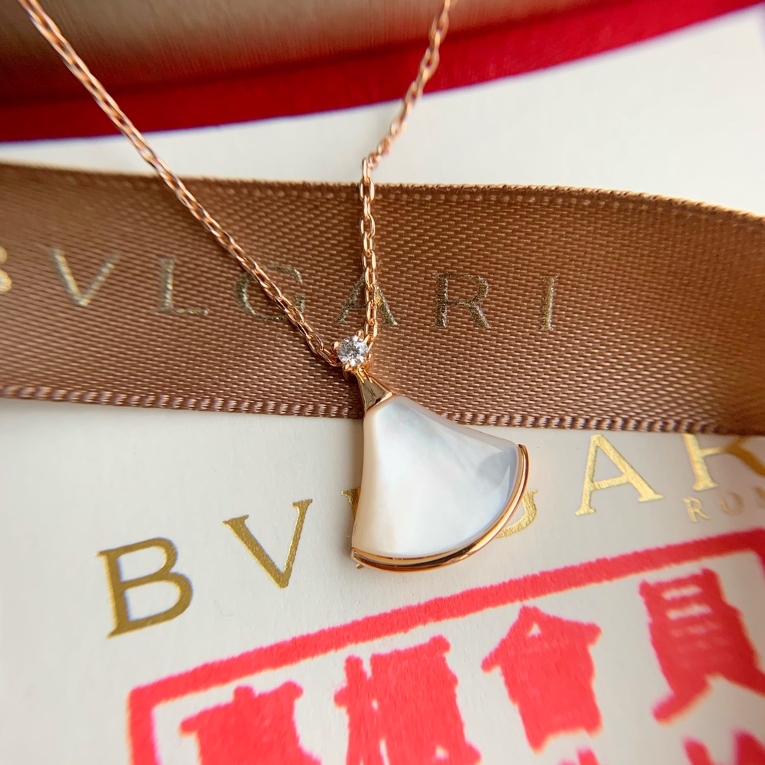 💰100宝格丽官网积分换购版本! 925纯银版小号白裙子项链!出香港订单外贸公司渠道货!重要的事情说三次!随意进出专柜对比!宝格丽BVLGARl白裙子项链纯银款真空电镀18K真金,镶嵌施华洛世奇水钻,项链永远都不够货卖的节奏,外面市场货咱们就不对比了 没有可比性!银链经过特殊处理真空电镀18K真金,一般不易掉色!不过敏,LOGO清晰立体感,一道道工序下来也是需要不少时间,所以出品都是很别致的,每一条都是精雕细琢。2⃣️链条的粗细跟专柜是一模一样的,包括的链条上面的刻字!最本质的区别还有一点就是龙虾扣,大多数市面货用的是钢制;咱家是925纯银龙虾扣,只有龙虾扣内置弹簧是铁,做过渗碳处理,弹性十足!人手一条,必入单品!好货难求,数量有限!独家包装!退换货见包装!注意⚠️⚠️