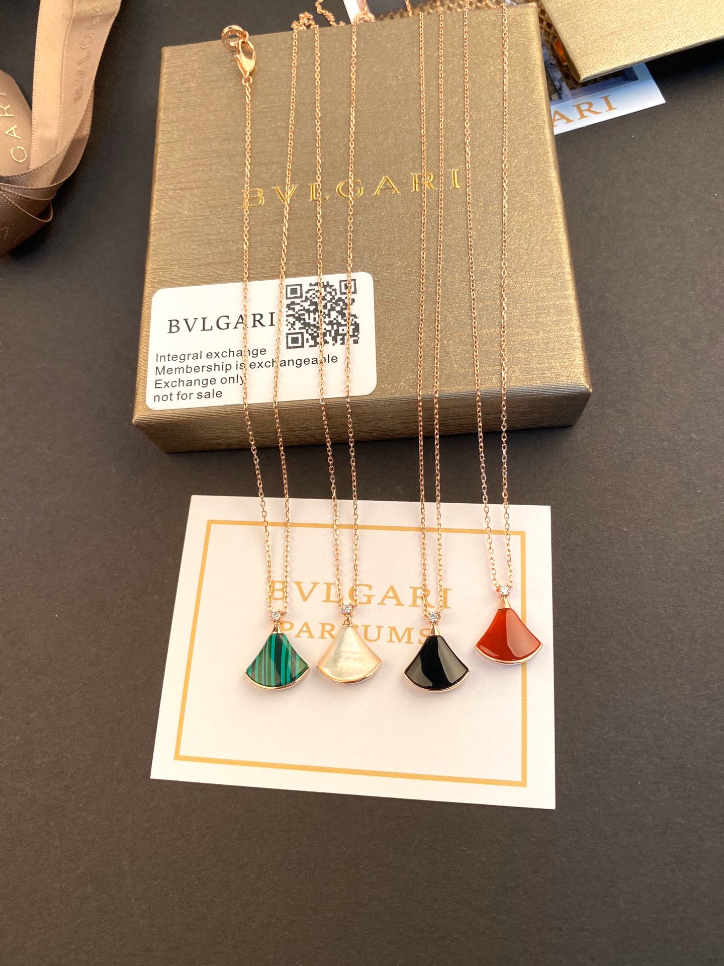 Bvlgari 色 Bvlgari宝格丽 diva系列 高端定制火爆 裙子 项链 进口925纯银电镀18k金镶钻扇形 项链 奢侈美丽 晚宴 价格漂亮 高尚 好美腻 百搭款 龙虾扣刻有logo各色齐全