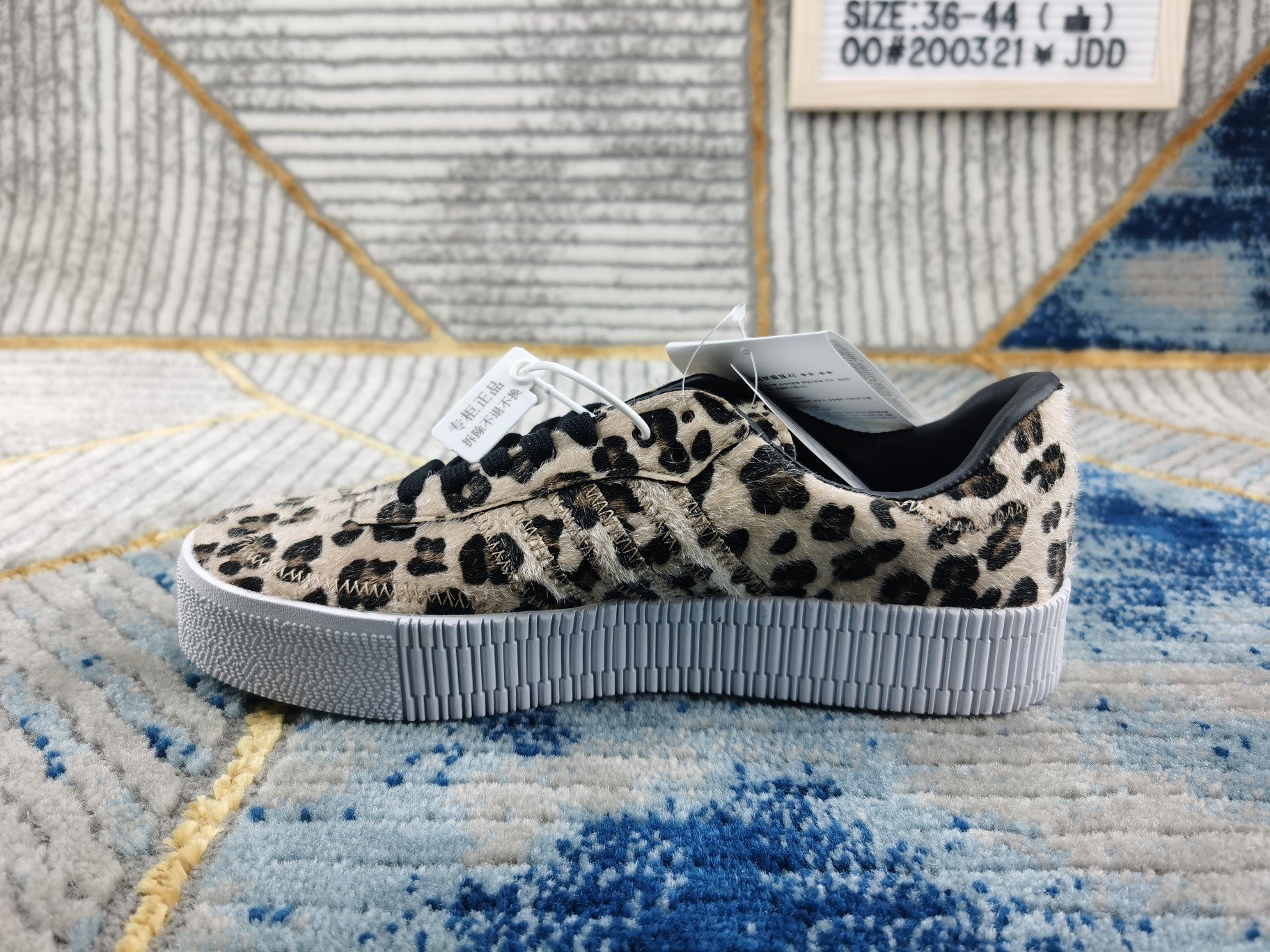 ♨️价格：120支持放店 ♨️码数：👉 如图所示👈🏻 ♨️编码：00#200321¥JDD ♨️简介：Adidas三叶草女豹纹系列厚底松糕板鞋经典校园板鞋