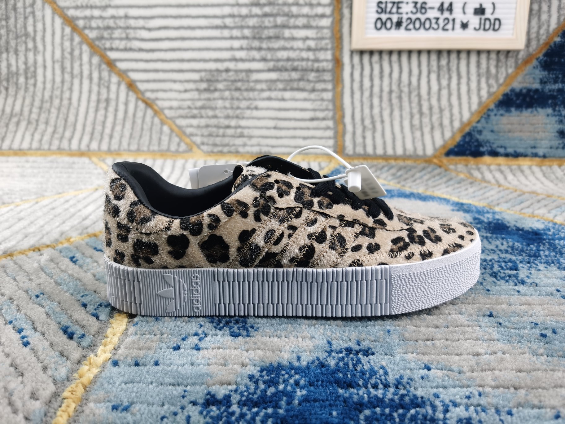 ♨️价格:120支持放店 ♨️码数:👉 如图所示👈🏻 ♨️编码:00#200321¥JDD ♨️简介:Adidas三叶草女豹纹系列厚底松糕板鞋经典校园板鞋