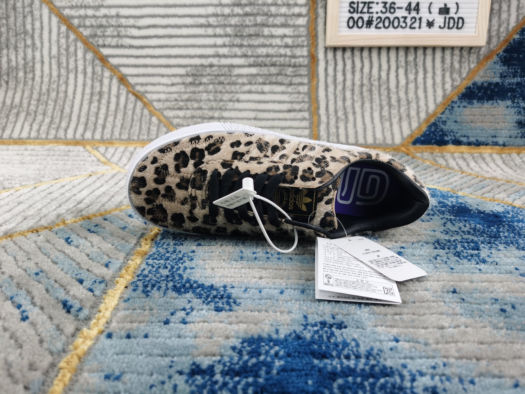 ♨️价格:120支持放店 ♨️码数:👉 如图所示👈🏻 ♨️编码:00#200321¥JDD ♨️简介:Adidas三叶草女豹纹系列厚底松糕板鞋经典校园板鞋