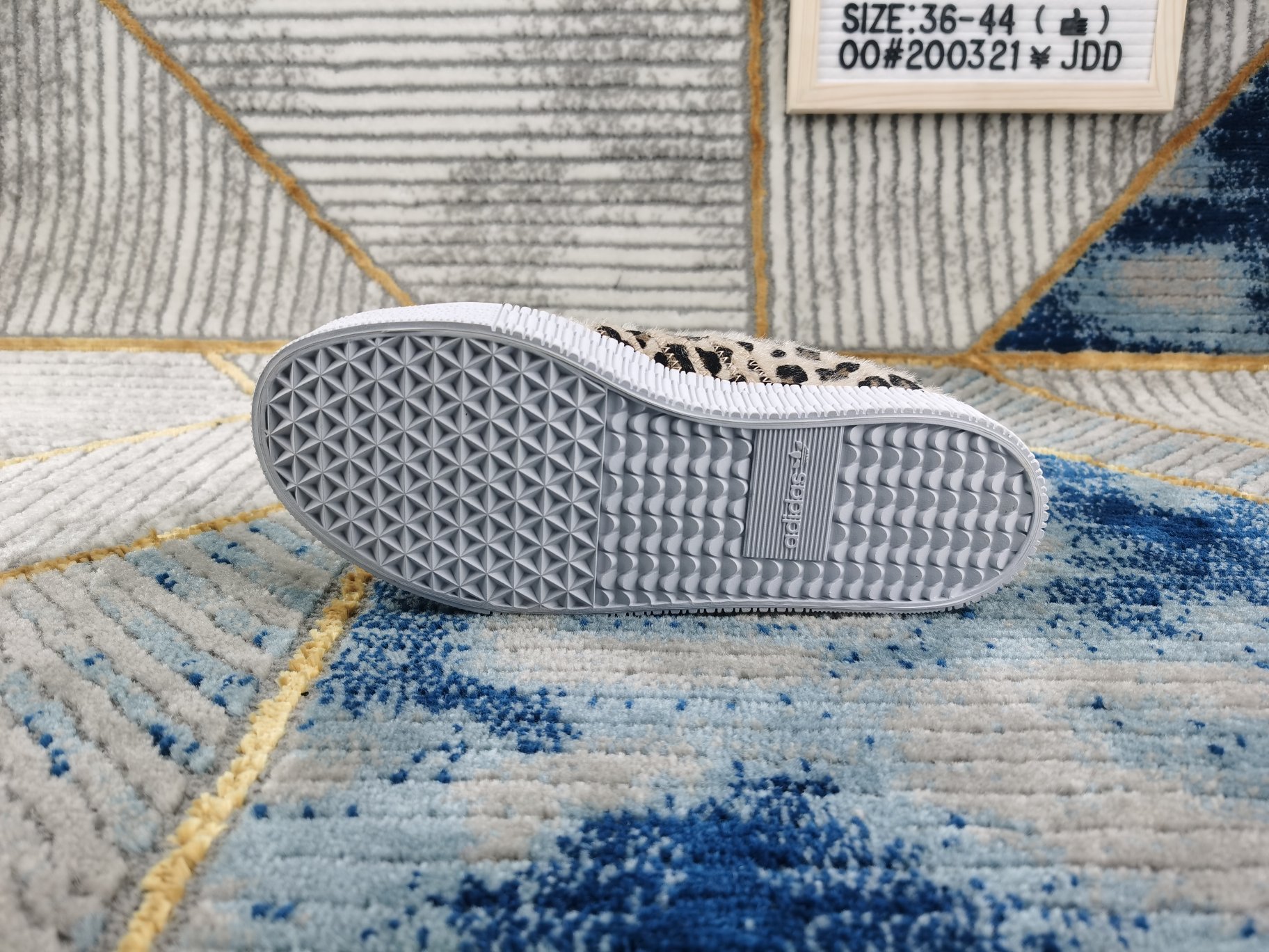 ♨️价格:120支持放店 ♨️码数:👉 如图所示👈🏻 ♨️编码:00#200321¥JDD ♨️简介:Adidas三叶草女豹纹系列厚底松糕板鞋经典校园板鞋