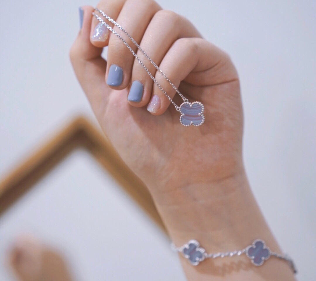 NO:103924,The color of the four-leaf clover blue chalcedony is the most popular color combination, natural patterns, every piece of blue chalcedony is QC!  Blue chalcedony bracelet, Vca bracelet, bracelet19860909四叶草蓝玉髓超仙的颜色 最火爆的配色 天然纹路 每片蓝玉髓都是QC的哦！ 蓝玉髓五花手链,Vca手链,bracelet,Jewelry