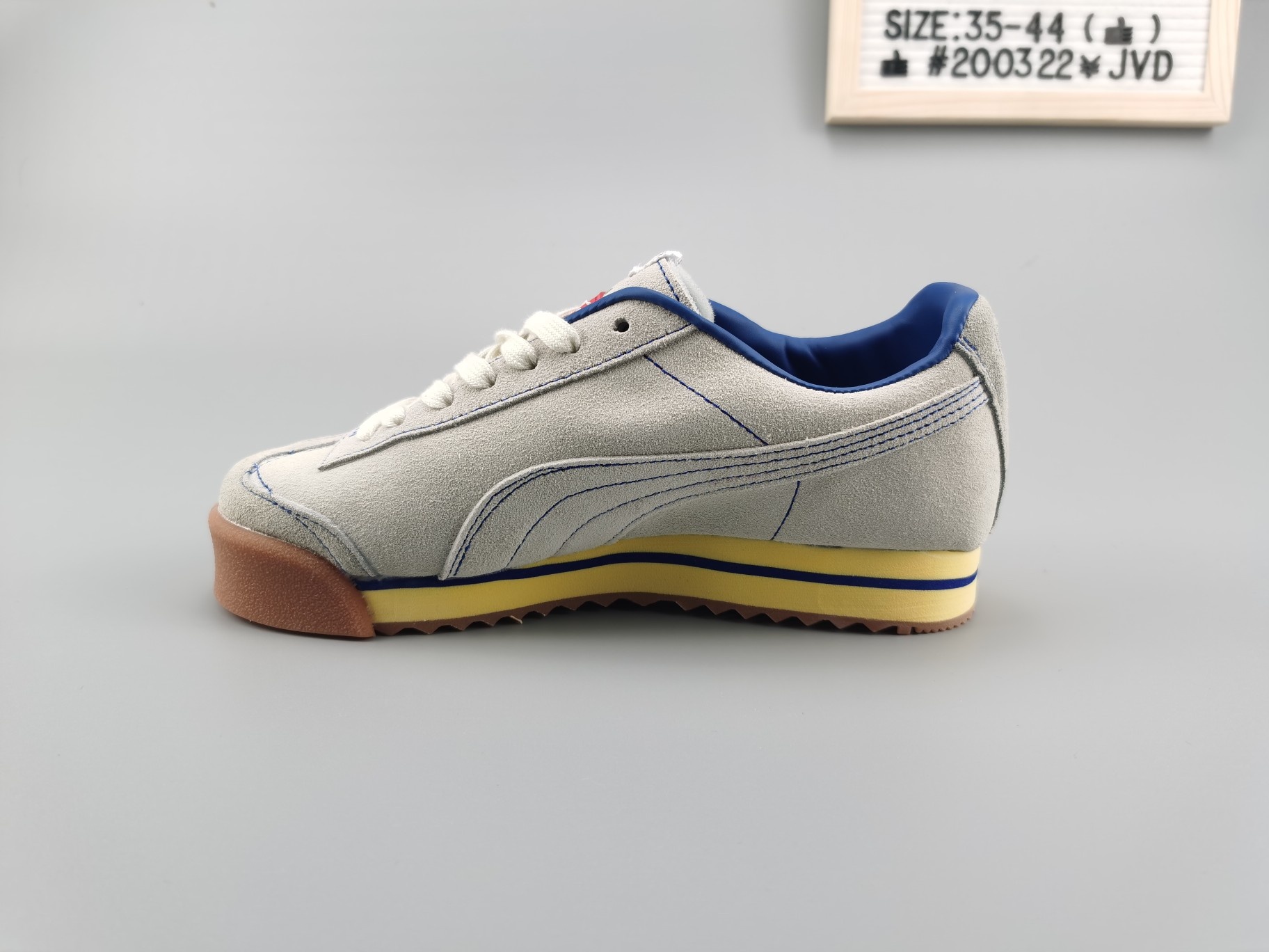 ♨️价格：200 ♨️码数：👉 如图所示👈🏻 ♨️编码：👍#200322¥JVD ♨️简介：公司级过毒版彪马PUMA x Roma ADER ERROR 彪马联名款男女翻毛板鞋休闲鞋 370109-01好穿不磨脚 超复古神仙运动鞋无法拒绝它的颜值~puma最新爆款~德训鞋头妥妥复古风~还有刺绣 尺码：35.5 36 37 37.5 38 38.5 39 40 40.5 41 42 42.5 43 44