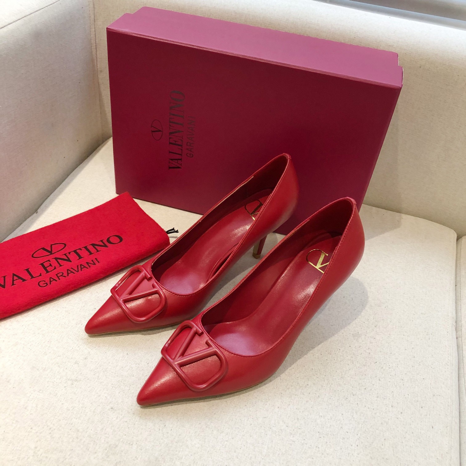 Valentino. Valentino gran hebilla v zapatos individuales contador última serie Versión genuina de lo